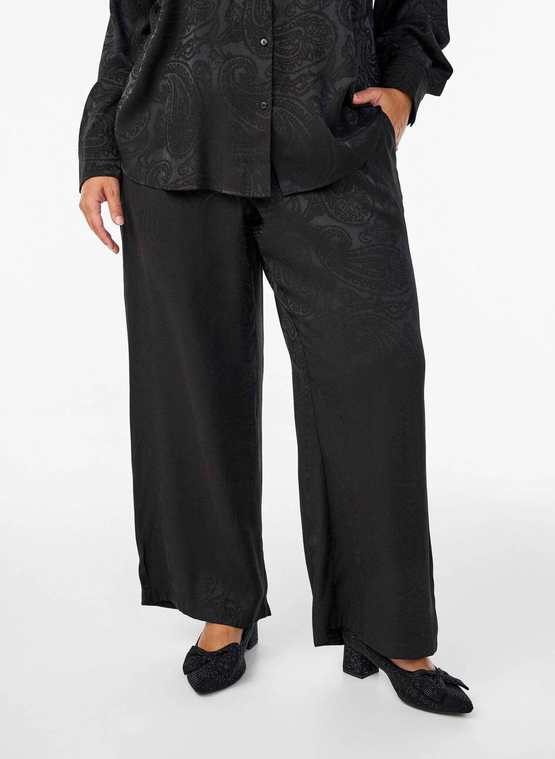 Zizzi Pantalon ample &agrave; motif cachemire et taille haute, Noir, Model image number 2
