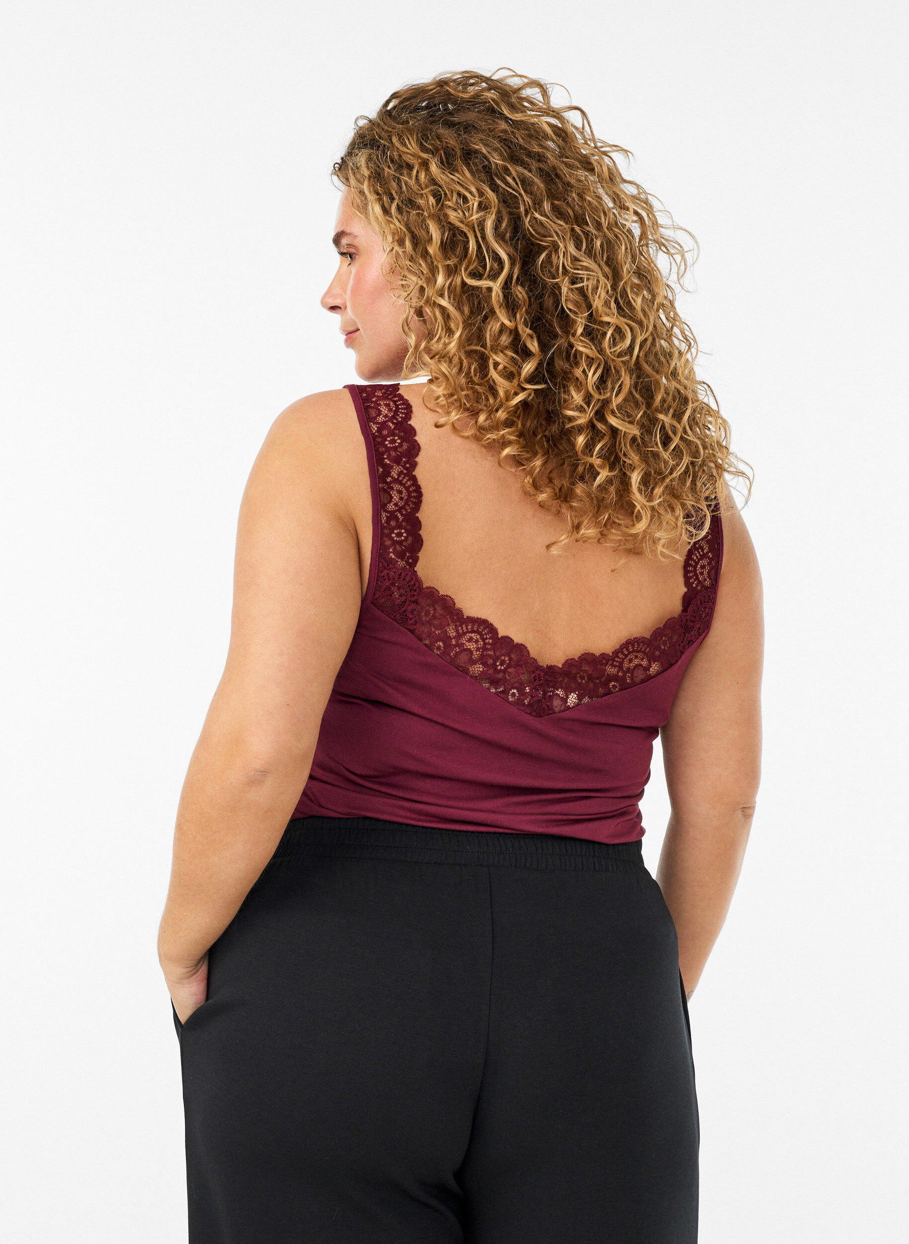 ZizziTop en viscose avec bord en dentelle, Bordeaux, Model image number 2