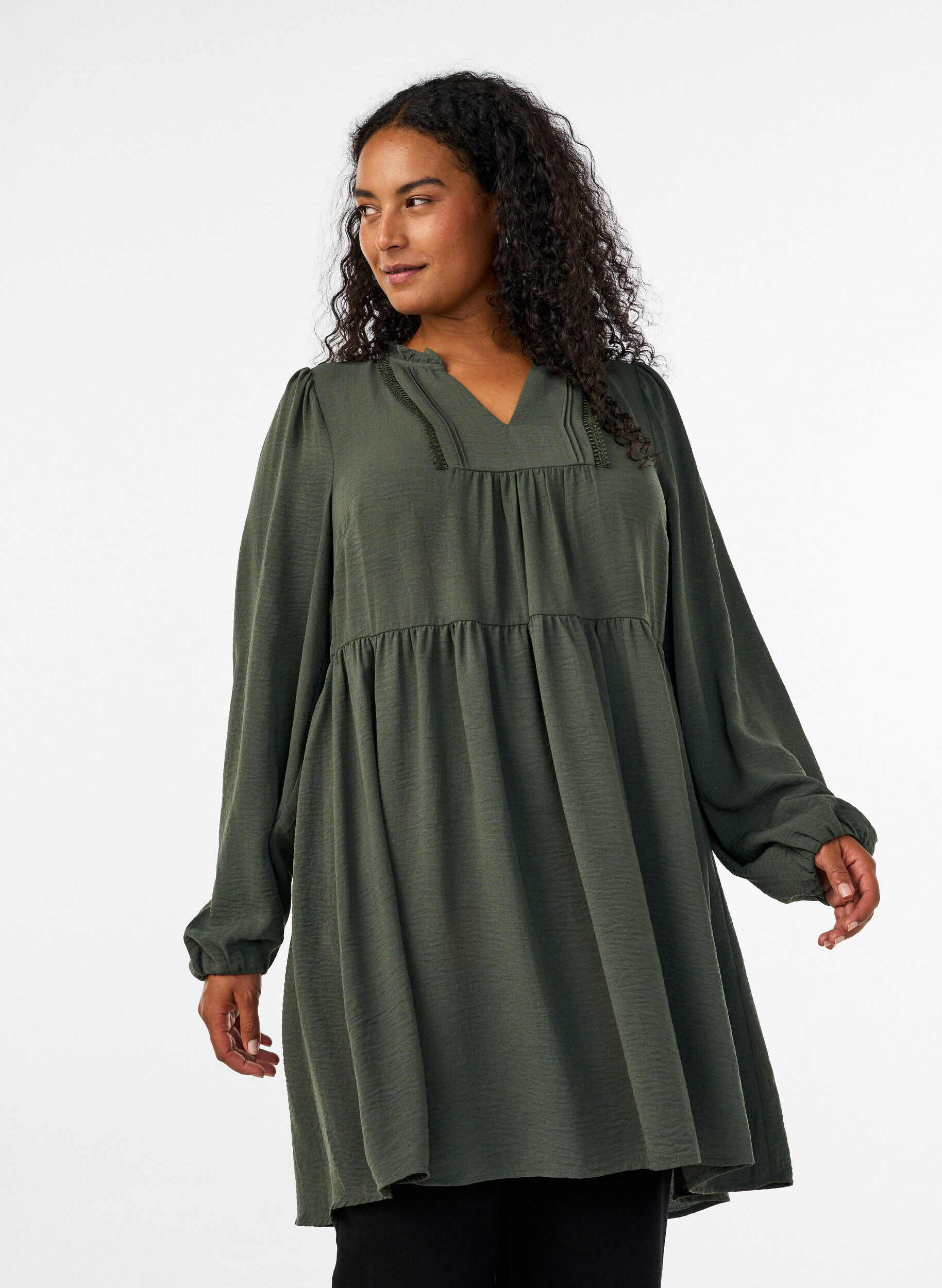 ZizziRobe coupe &eacute;vas&eacute;e avec une taille empire, Vert, Model image number 0