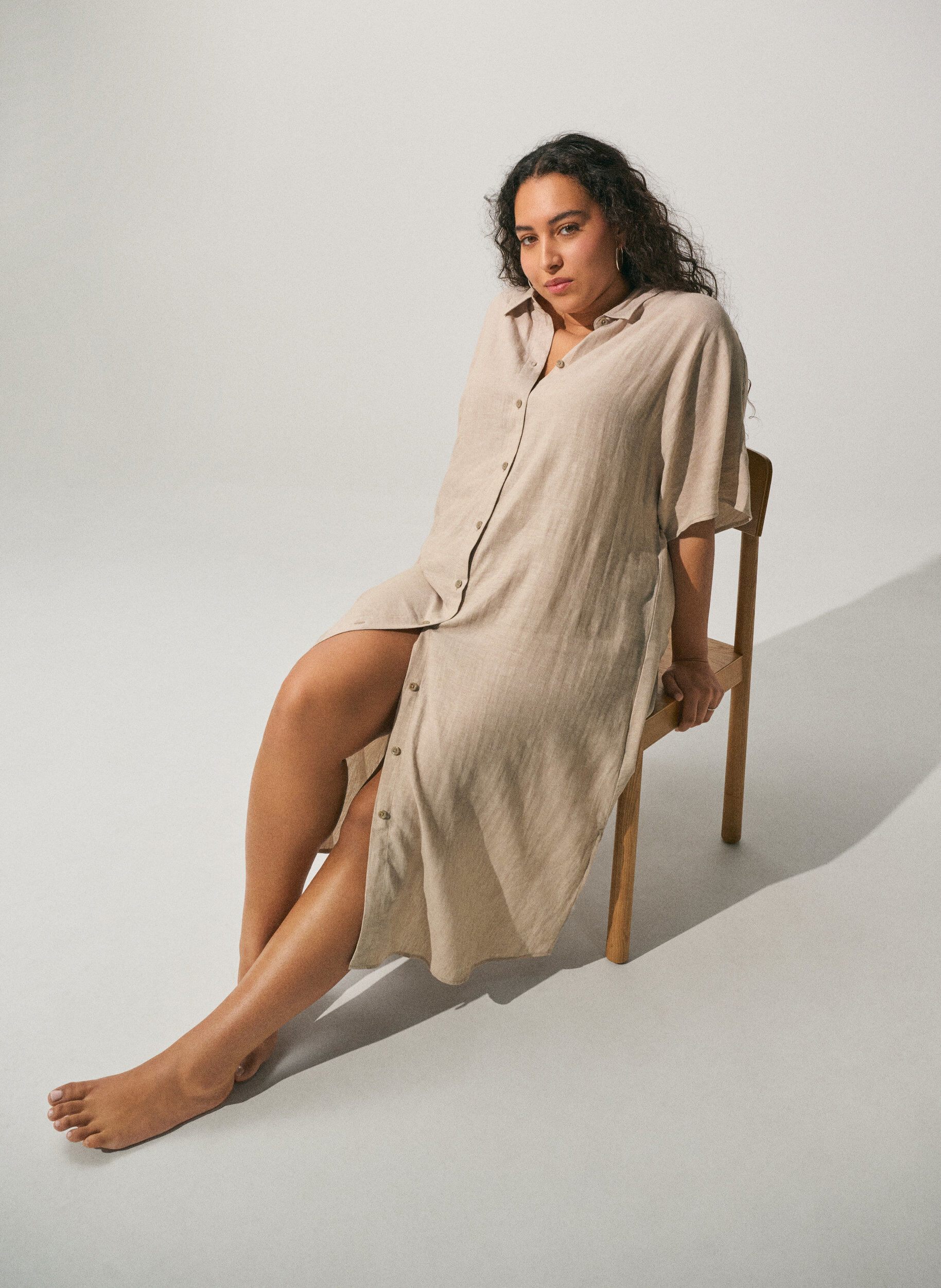 Zizzi Robe chemise en lin et viscose &agrave; manches courtes, Beige, Image image number 0