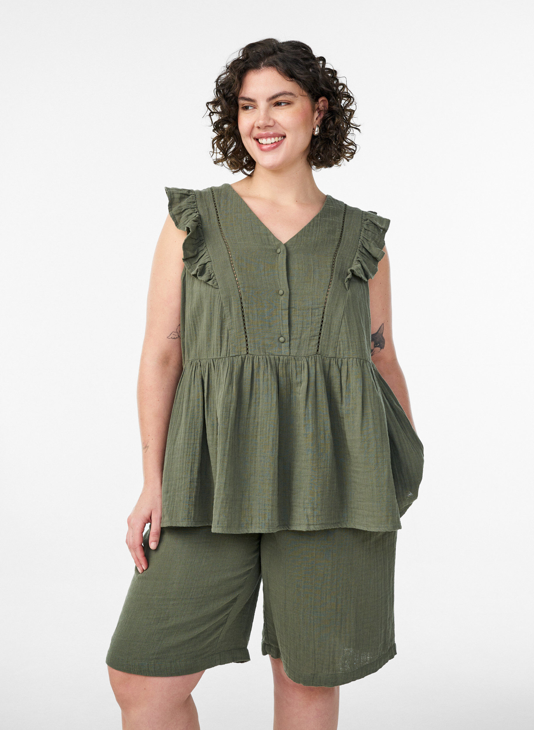 Zizzi Short ample en mousseline de coton taille haute, Vert, Model image number 0