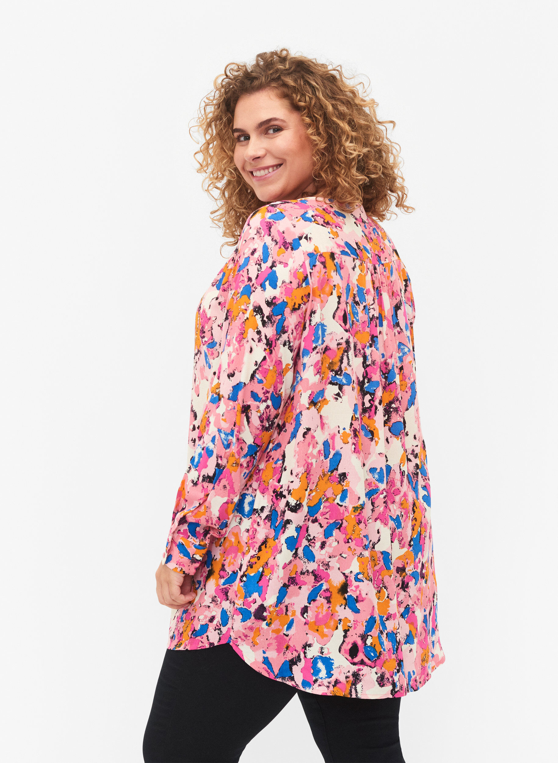 Zizzi Chemise longue imprim&eacute;e en viscose, Rosebloom GraphicAOP, Model image number 1