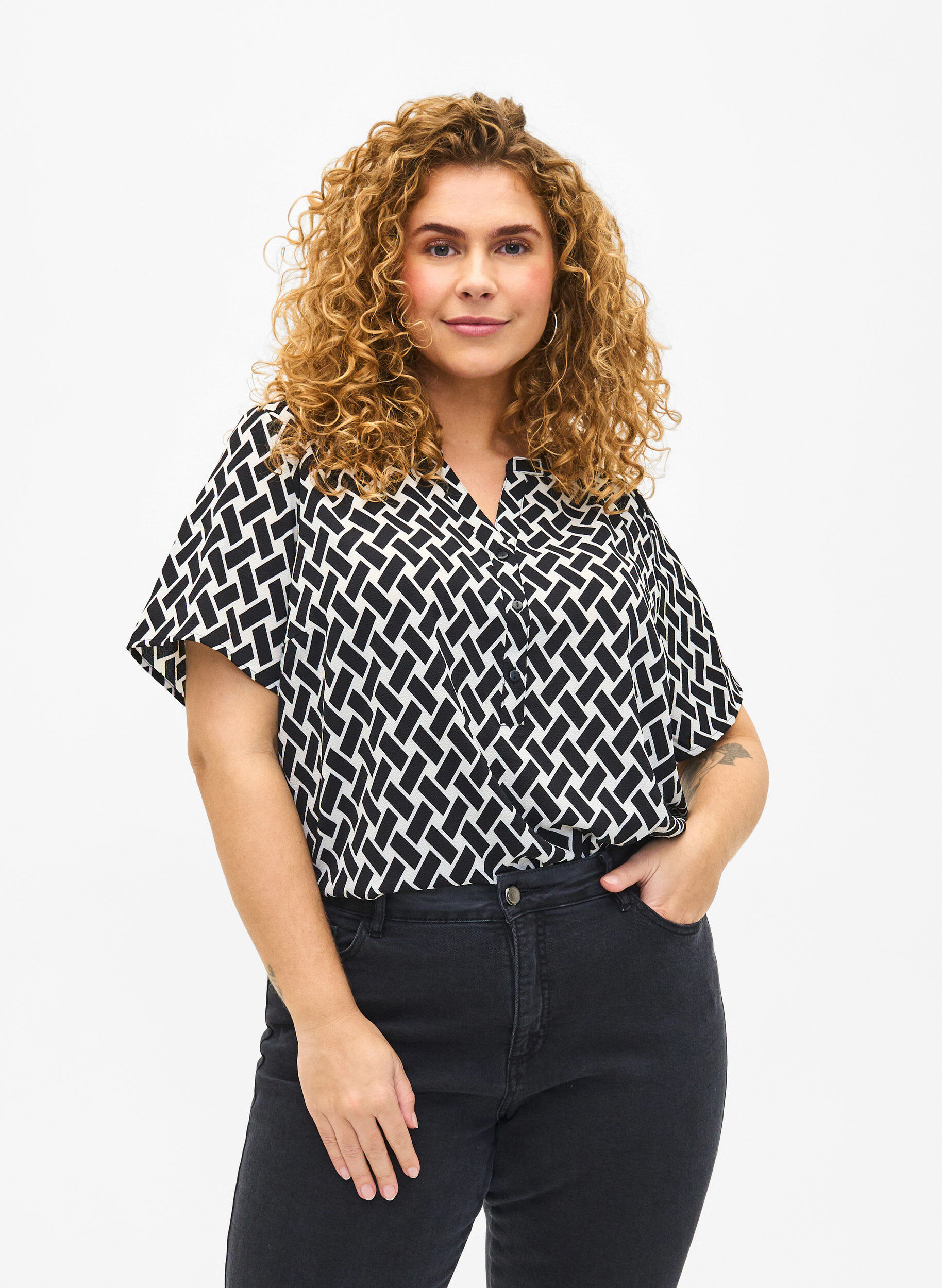 Zizzi Blouse &agrave; manches courtes et encolure en V , Noir, Model image number 0