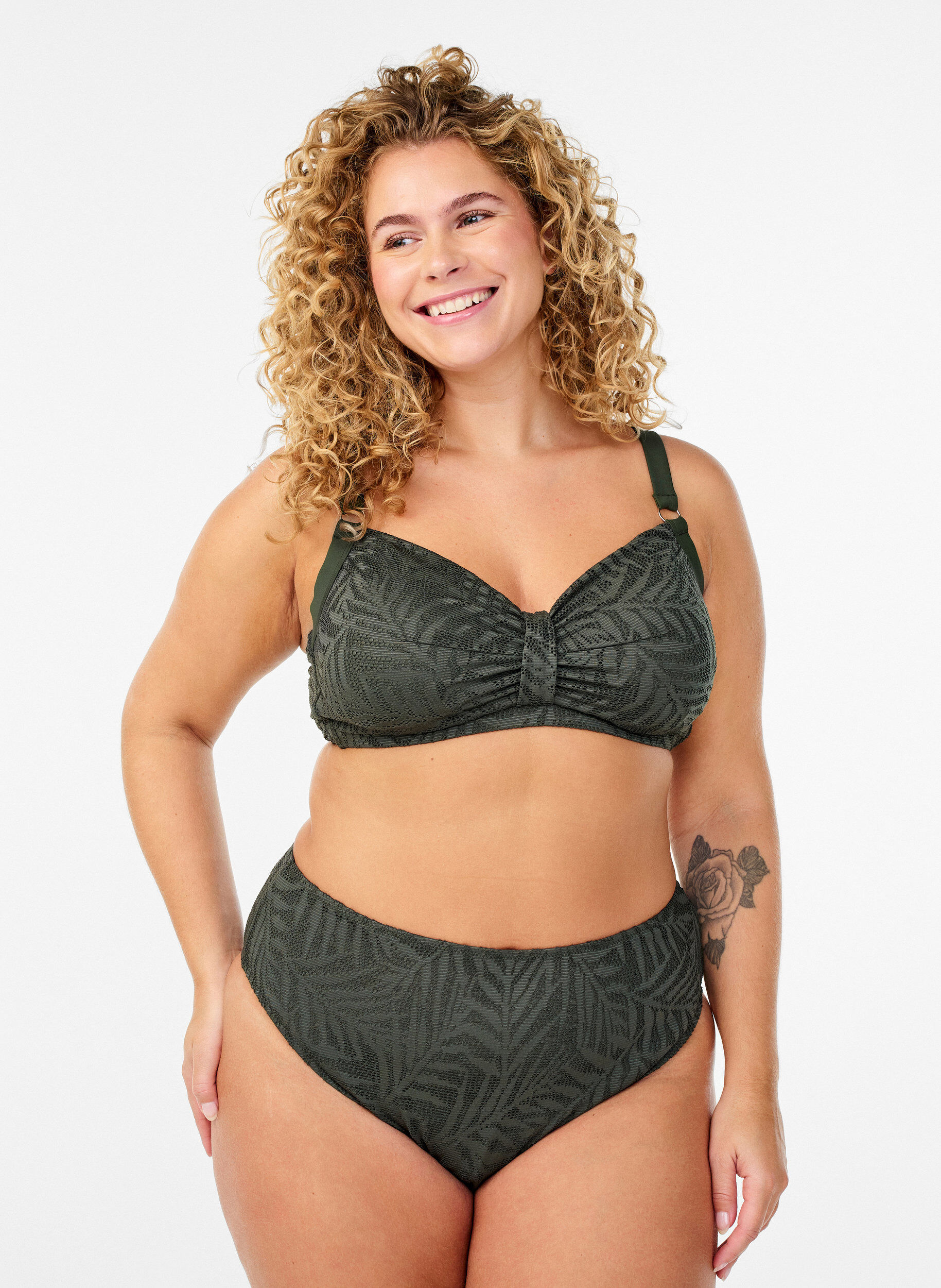 Zizzi Culotte de bikini br&eacute;silienne en maille structur&eacute;e, Vert, Model image number 0
