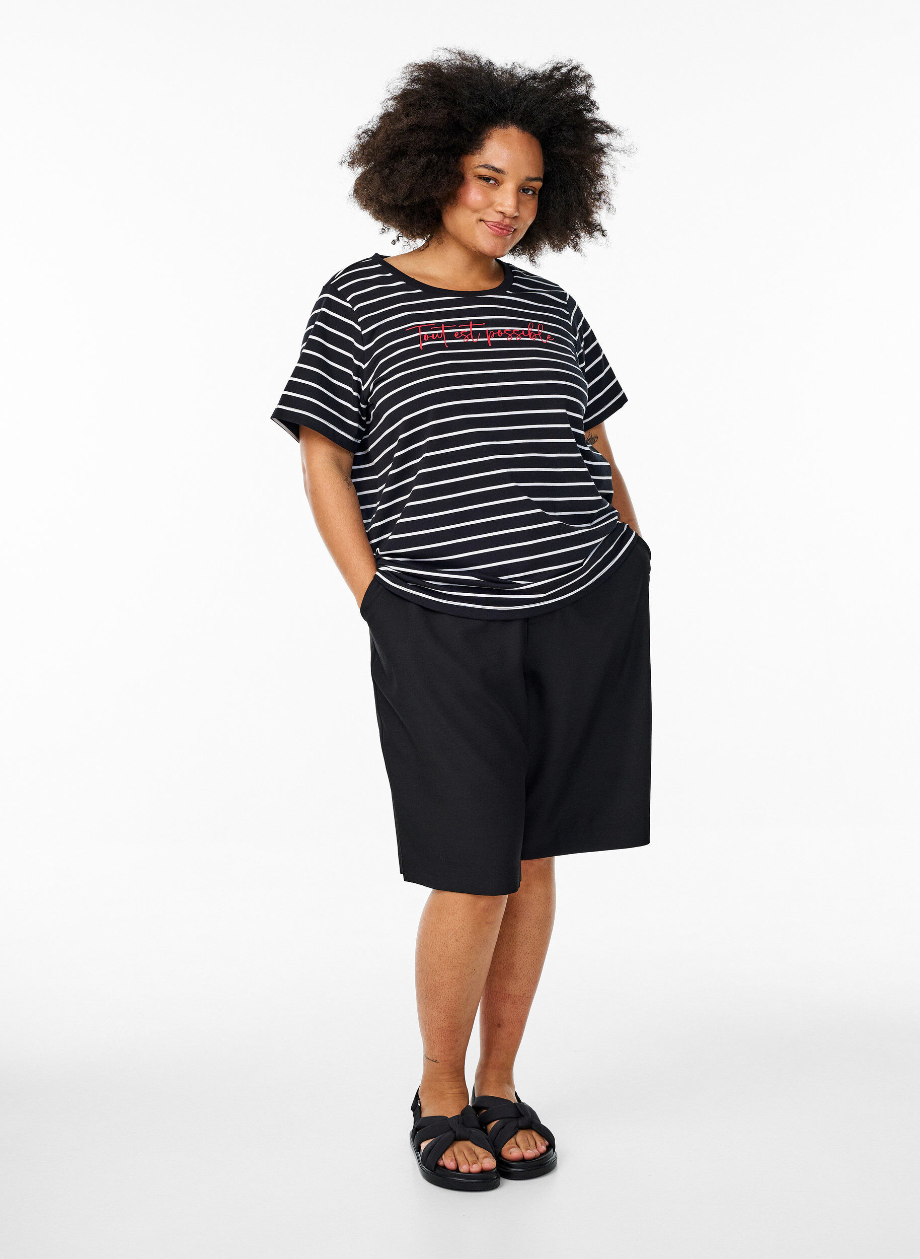 Zizzi T-shirt ray&eacute; avec imprim&eacute; de texte, Noir, Model image number 1