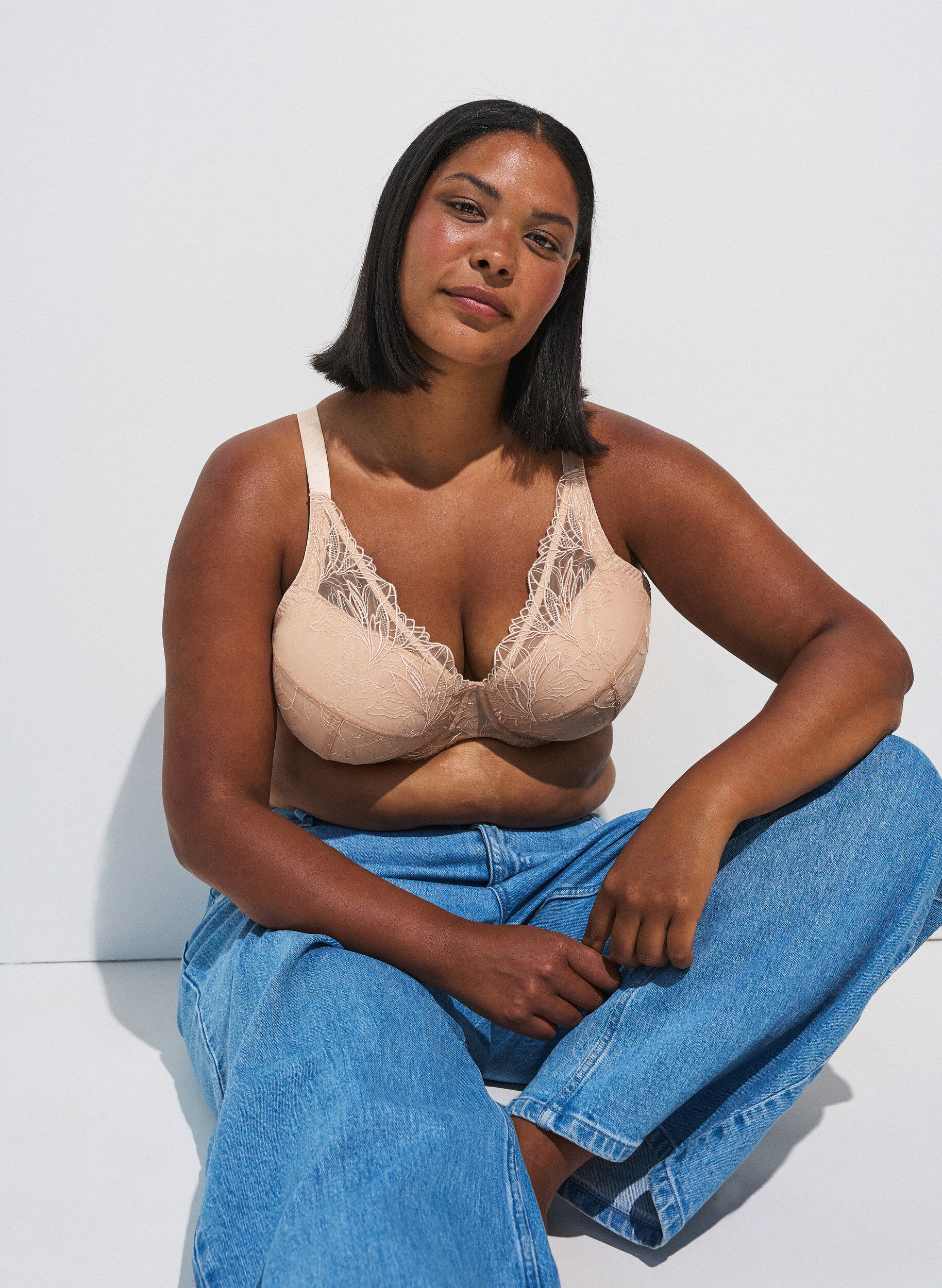 Soutien-gorge rembourr&eacute; en dentelle avec armatures