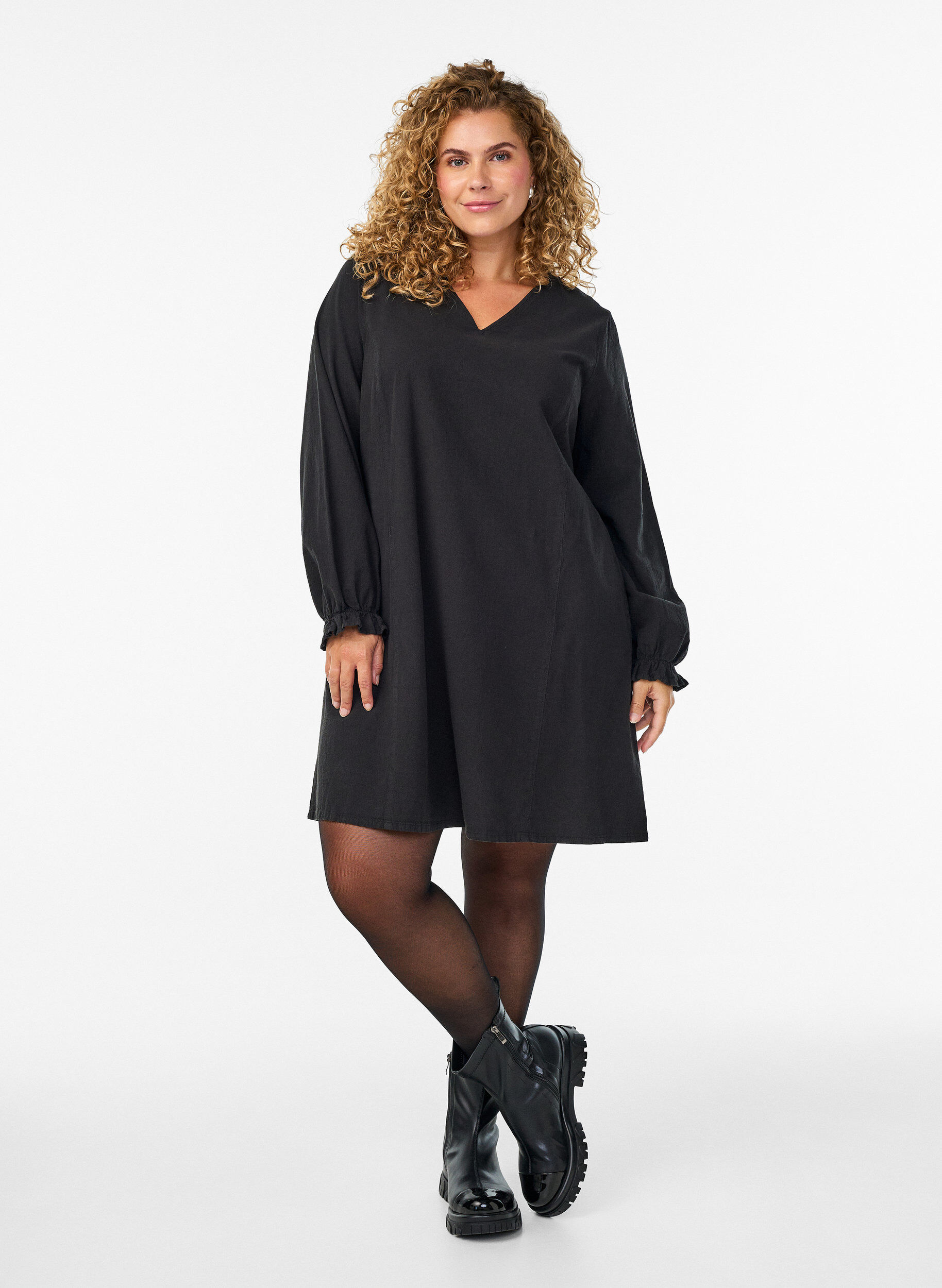 Zizzi Robe courte en coton avec col en V, Noir, Model image number 1