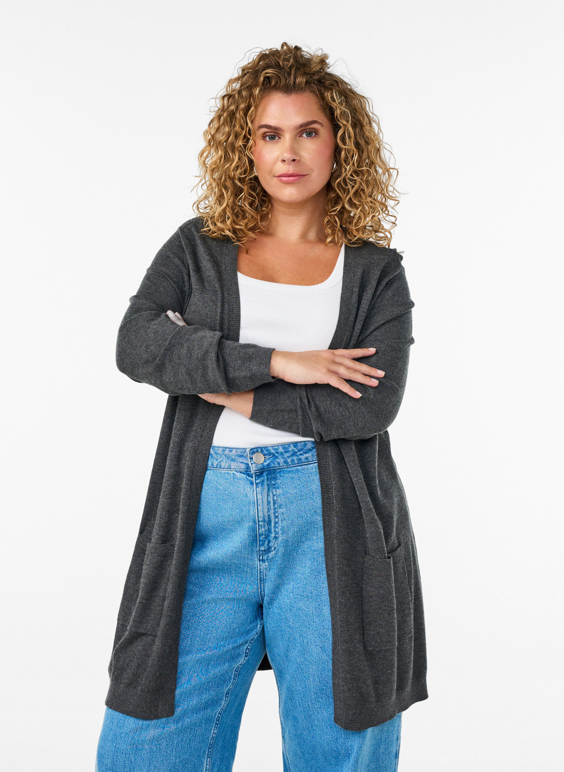 Long cardigan tricot&eacute; dans un m&eacute;lange de viscose, Gris anthracite, Model