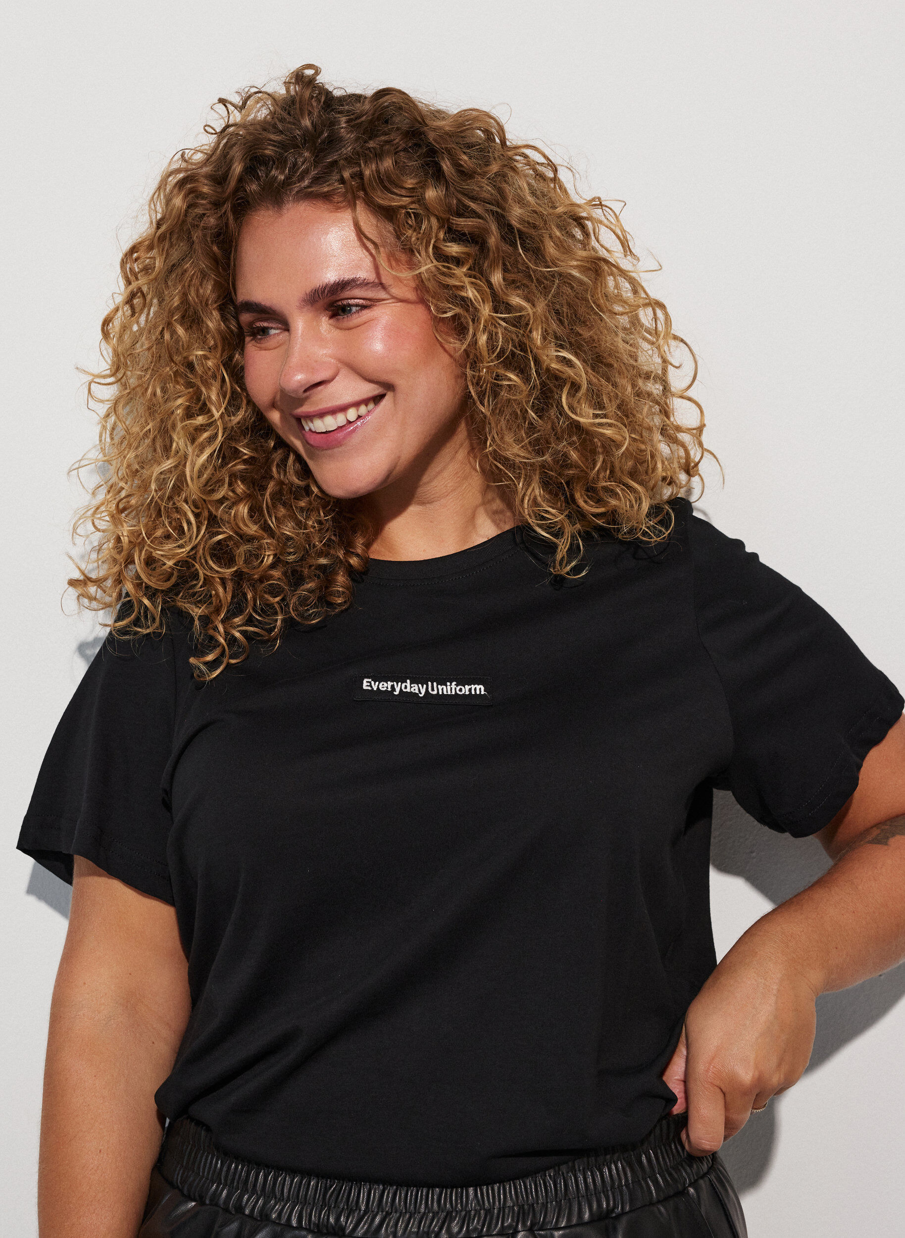ZizziT-shirt en coton avec badge texte, Noir, Model image number 3