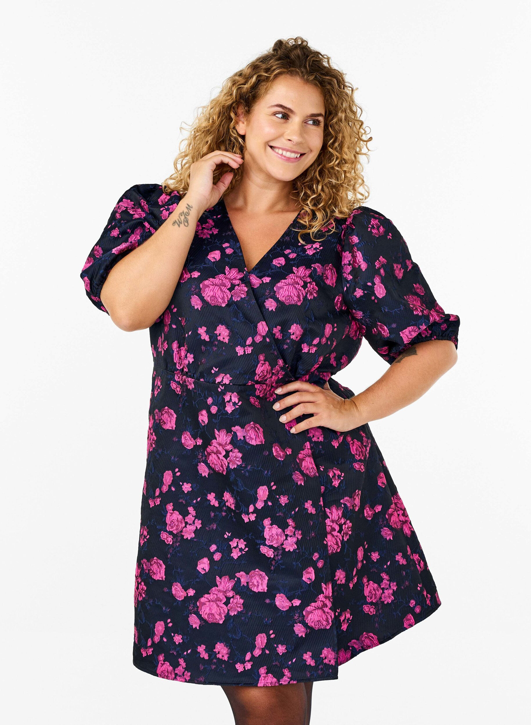 Zizzi Robe portefeuille courte en jacquard, Black w. Red Rose, Model image number 0