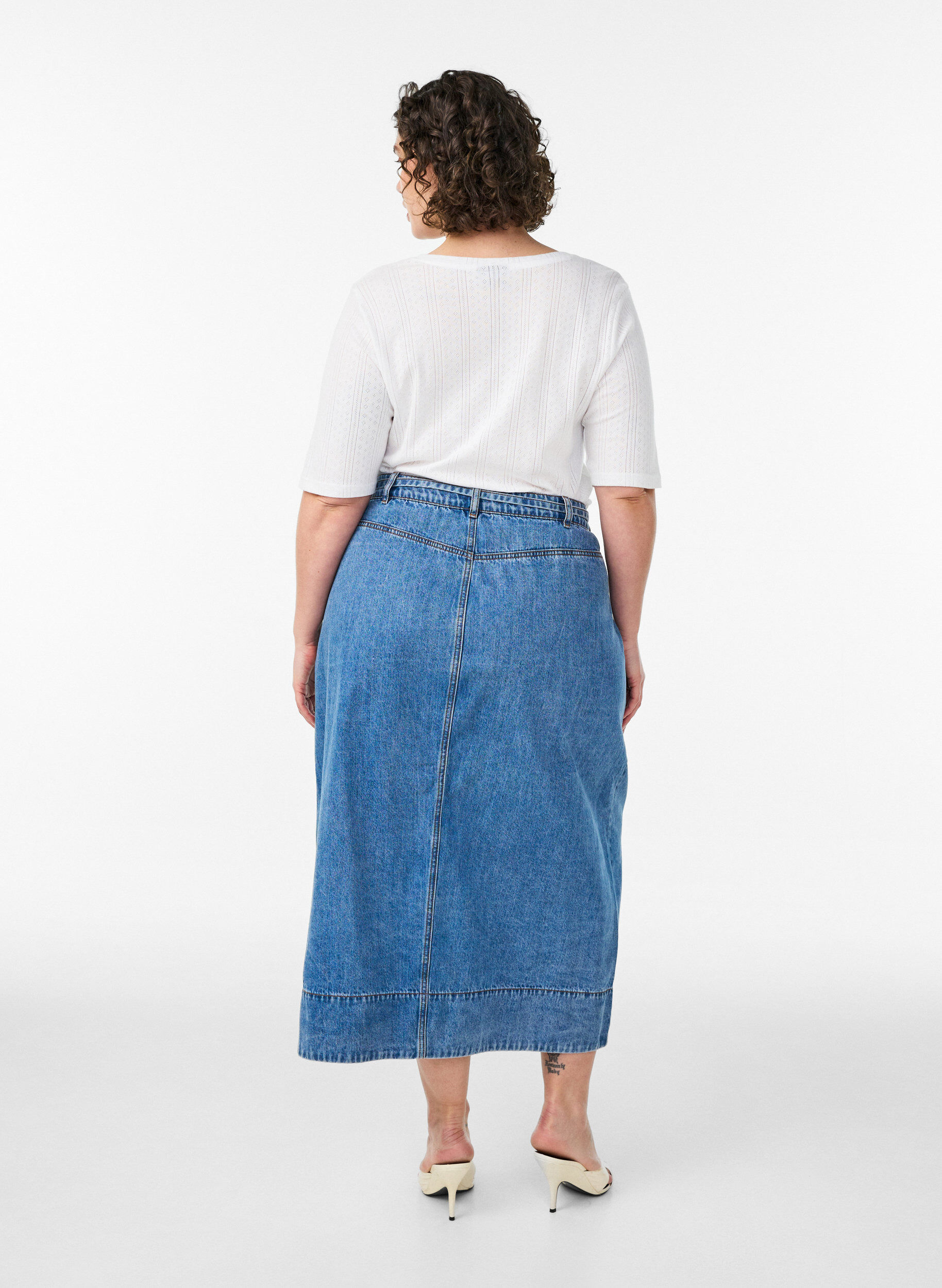 Zizzi Jupe longue en jean avec boutons et ceinture &agrave; nouer, Bleu, Model image number 1