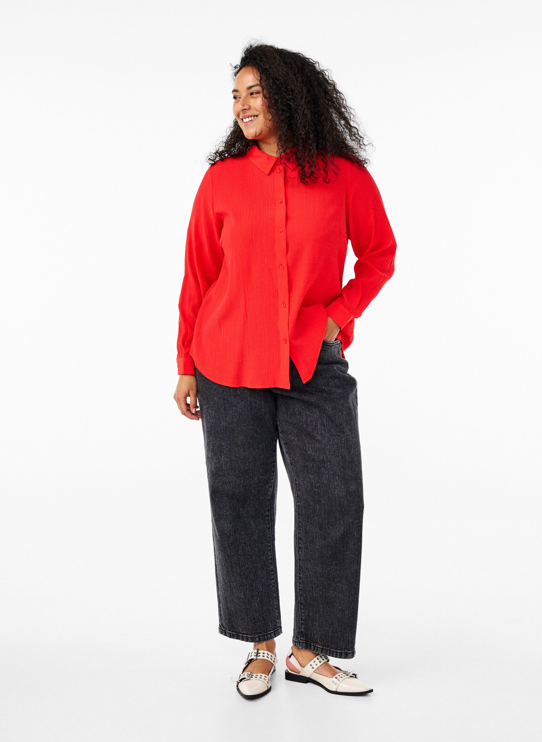 Zizzi Chemise &agrave; texture ray&eacute;e, Rouge, Model image number 1