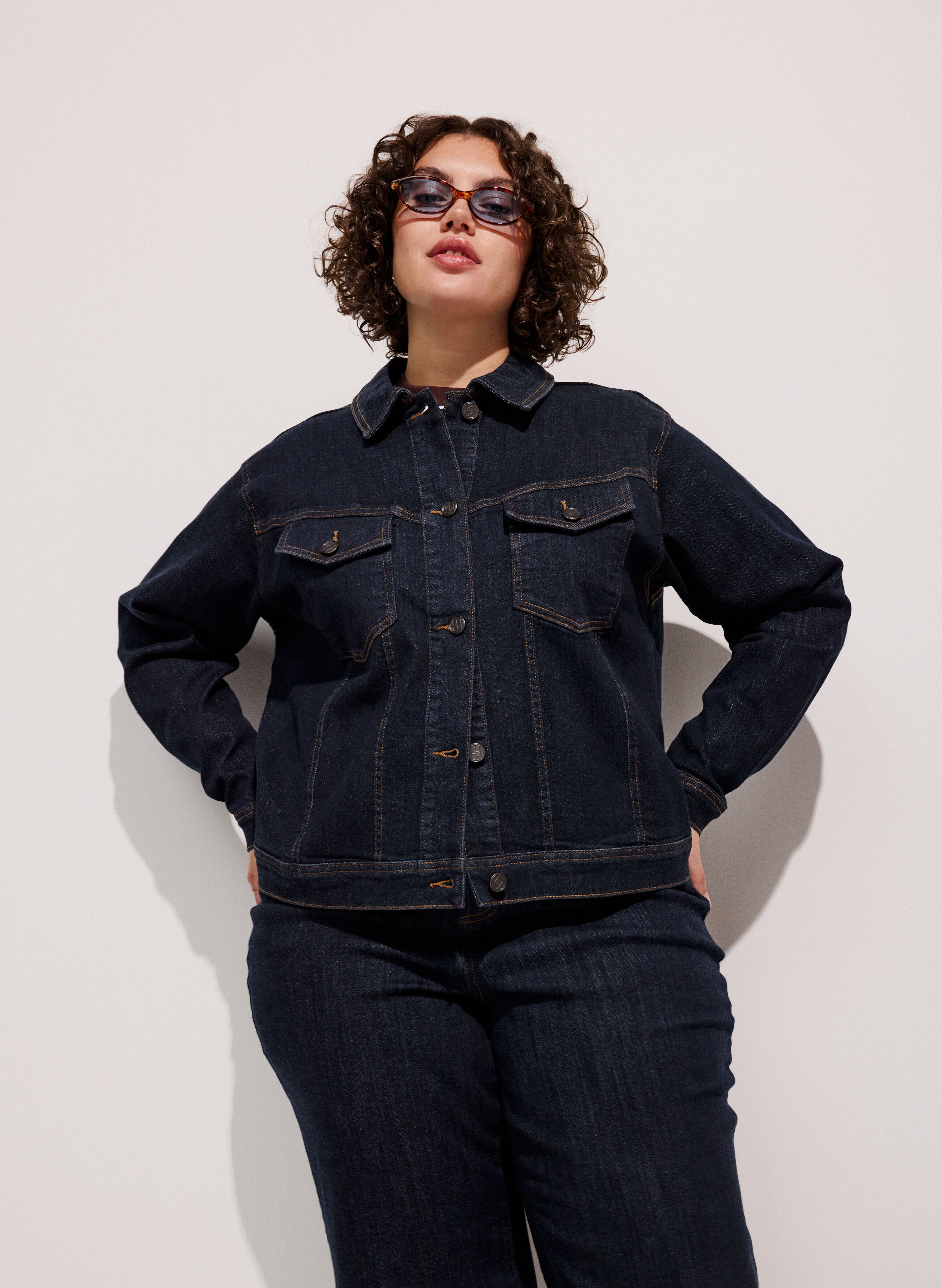 ZizziDenim fonc&eacute; avec du caract&egrave;re, , Model