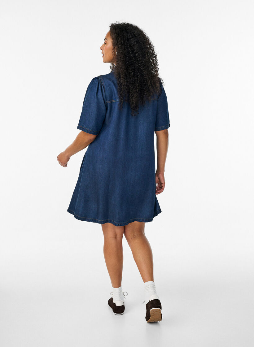 Robe en jean en lyocell avec boutons et manches courtes, Bleu, Model image number 2