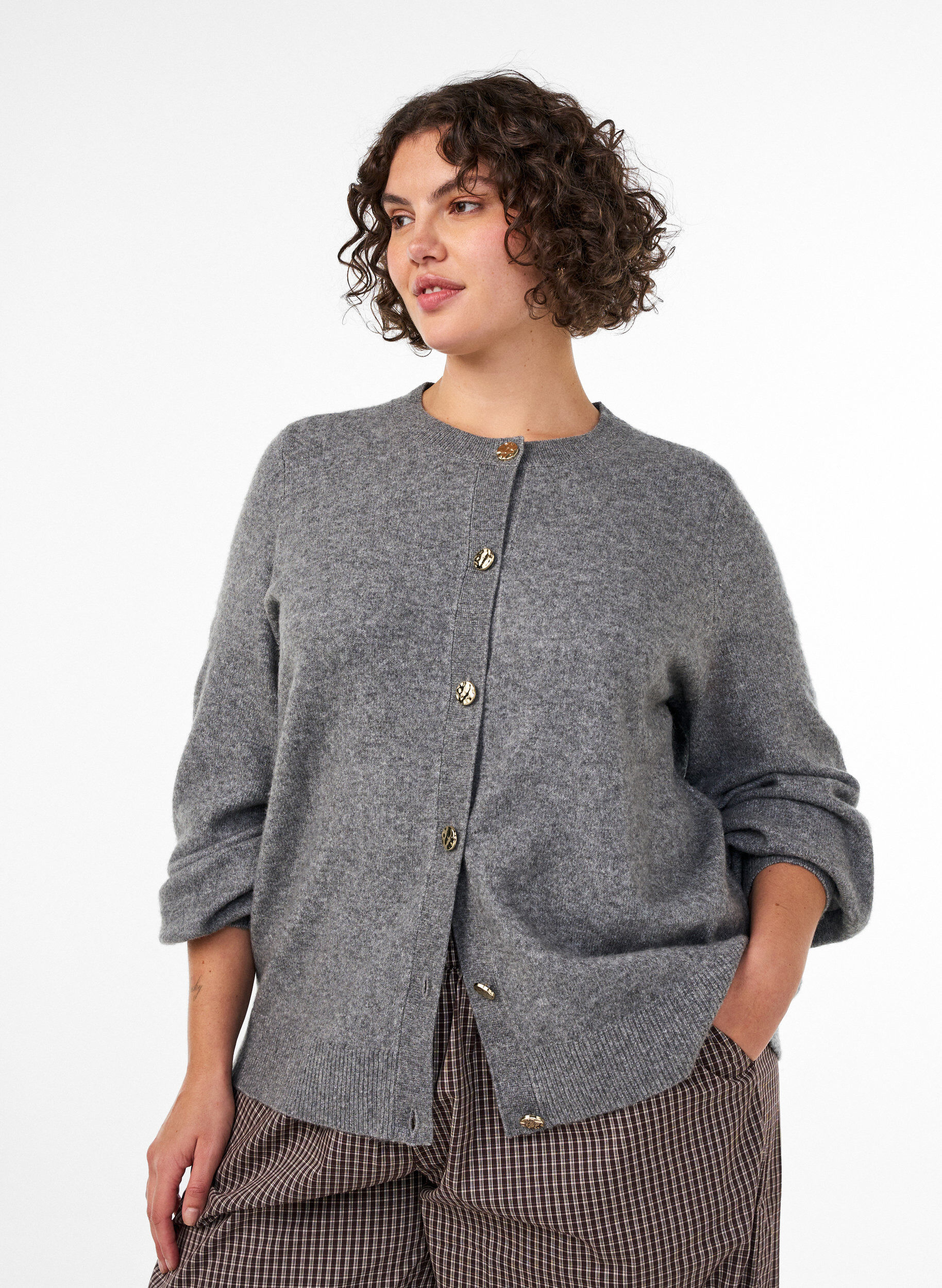 Cardigan en maille douce avec boutons dor&eacute;s, Gris, Model