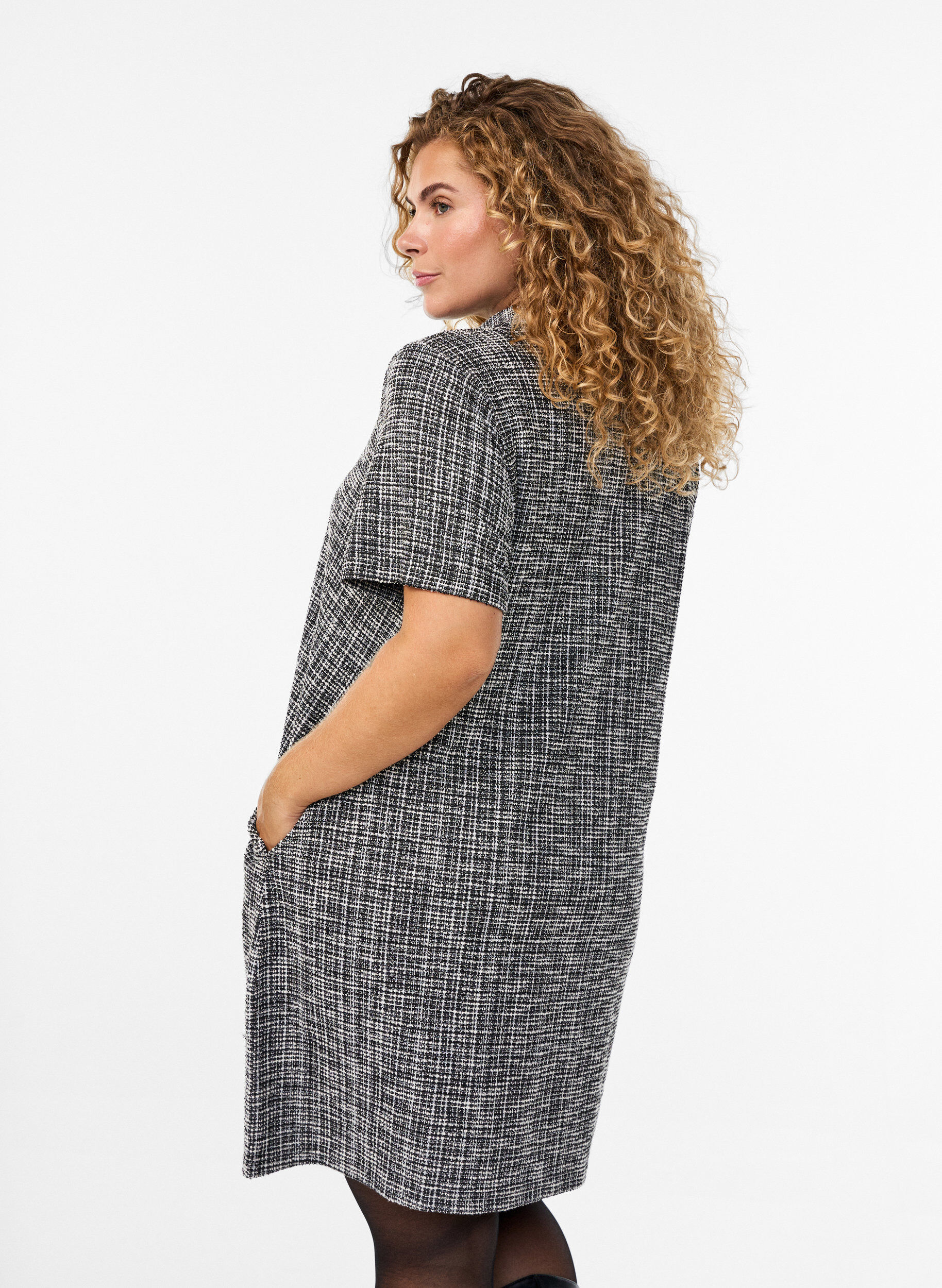 Zizzi Robe courte en jersey textur&eacute; &agrave; carreaux graphiques, Vanille, Model image number 2