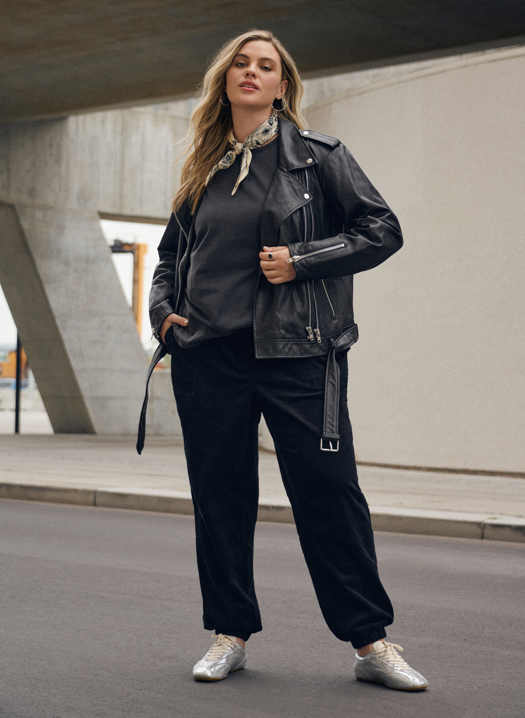 Zizzi Pantalon en velours c&ocirc;tel&eacute; avec ceinture &eacute;lastique, Noir, Image image number 0