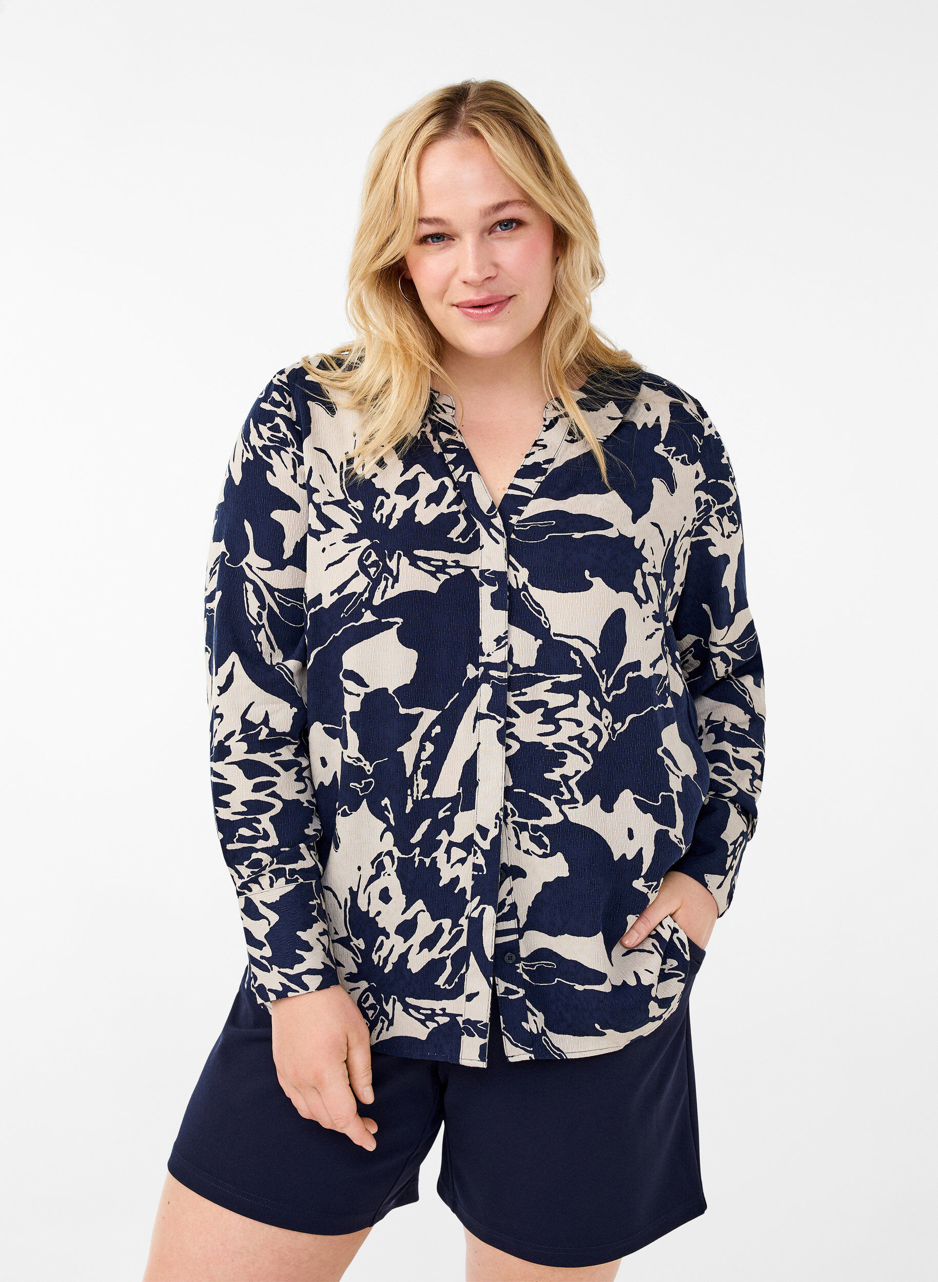 Zizzi Chemise &agrave; manches longues avec imprim&eacute; et col en&nbsp;V, Navy Blazer AOP, Model image number 0