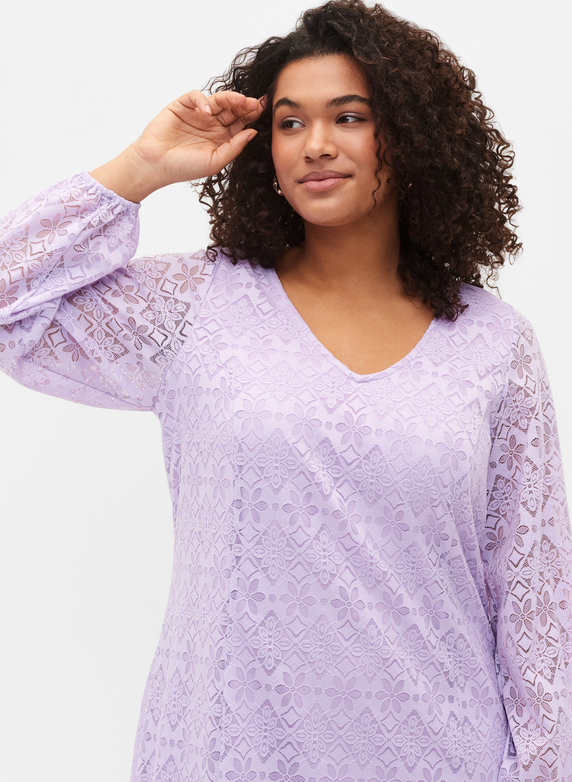 ZizziRobe en dentelle avec d&eacute;coupe en V et manches longues, Pastel Lilac, Model image number 2