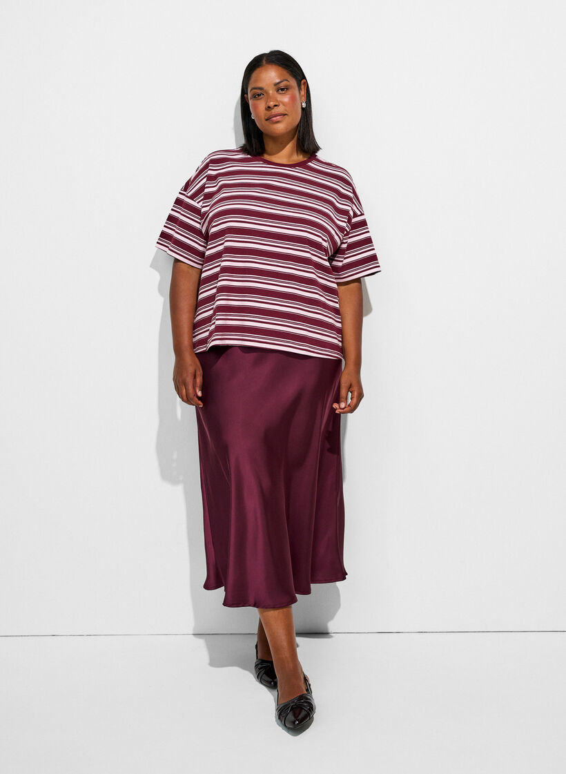 Jupe midi en satin, Bordeaux, Model
