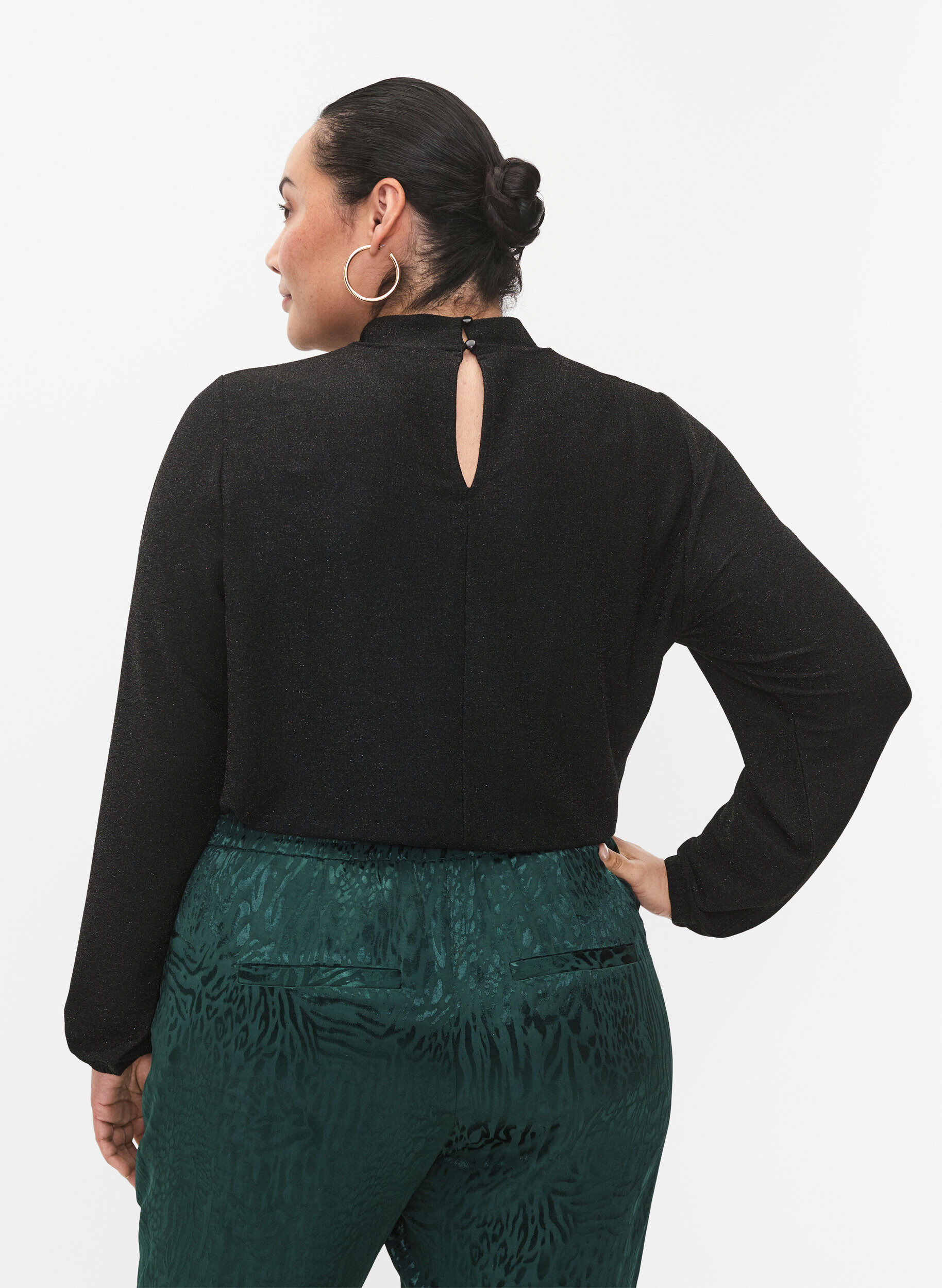 Zizzi Blouse scintillante &agrave; manches longues avec d&eacute;collet&eacute; arrondi et d&eacute;tail en V, Black Black, Model image number 1