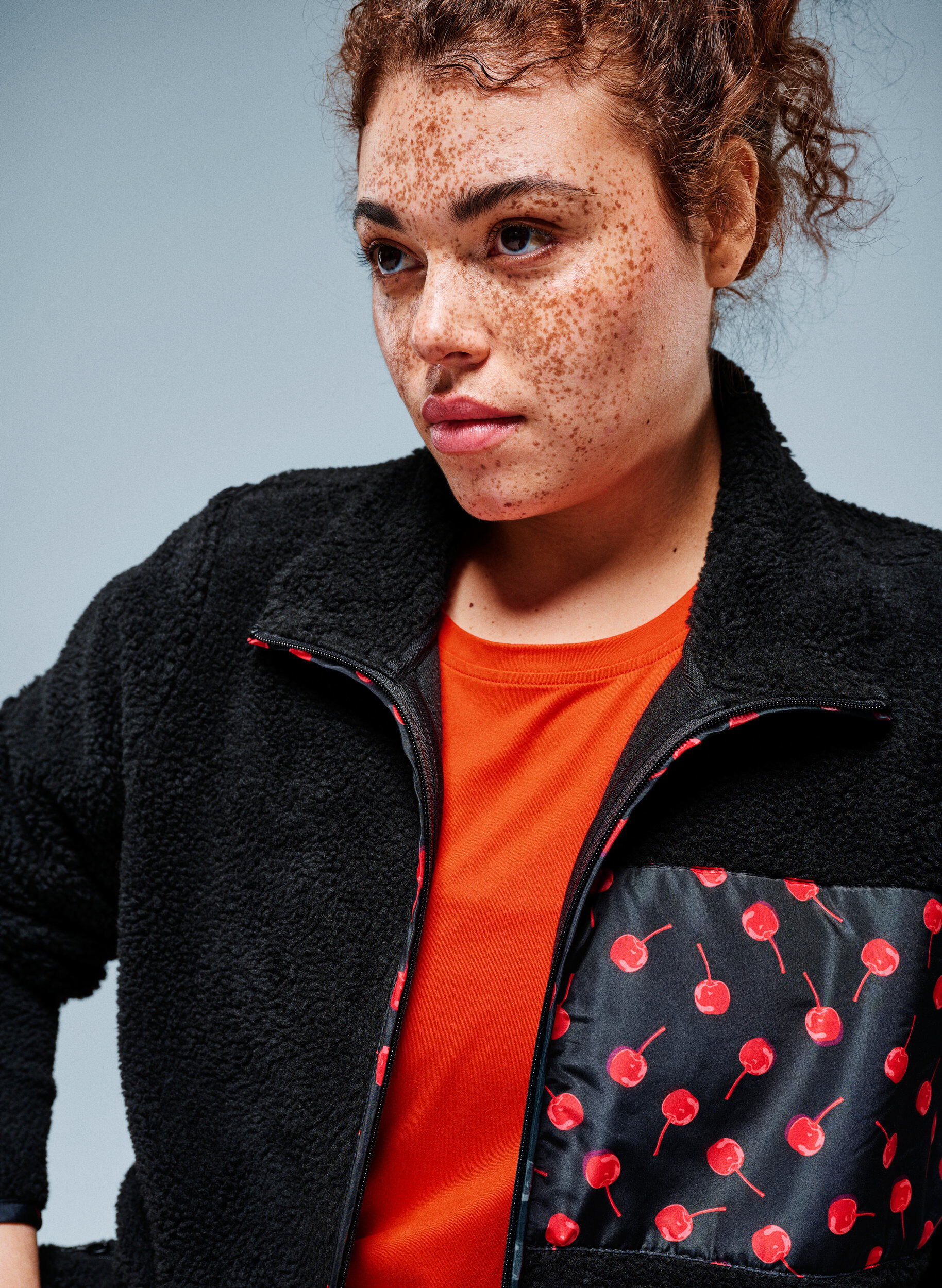 Veste teddy avec d&eacute;tails cerise