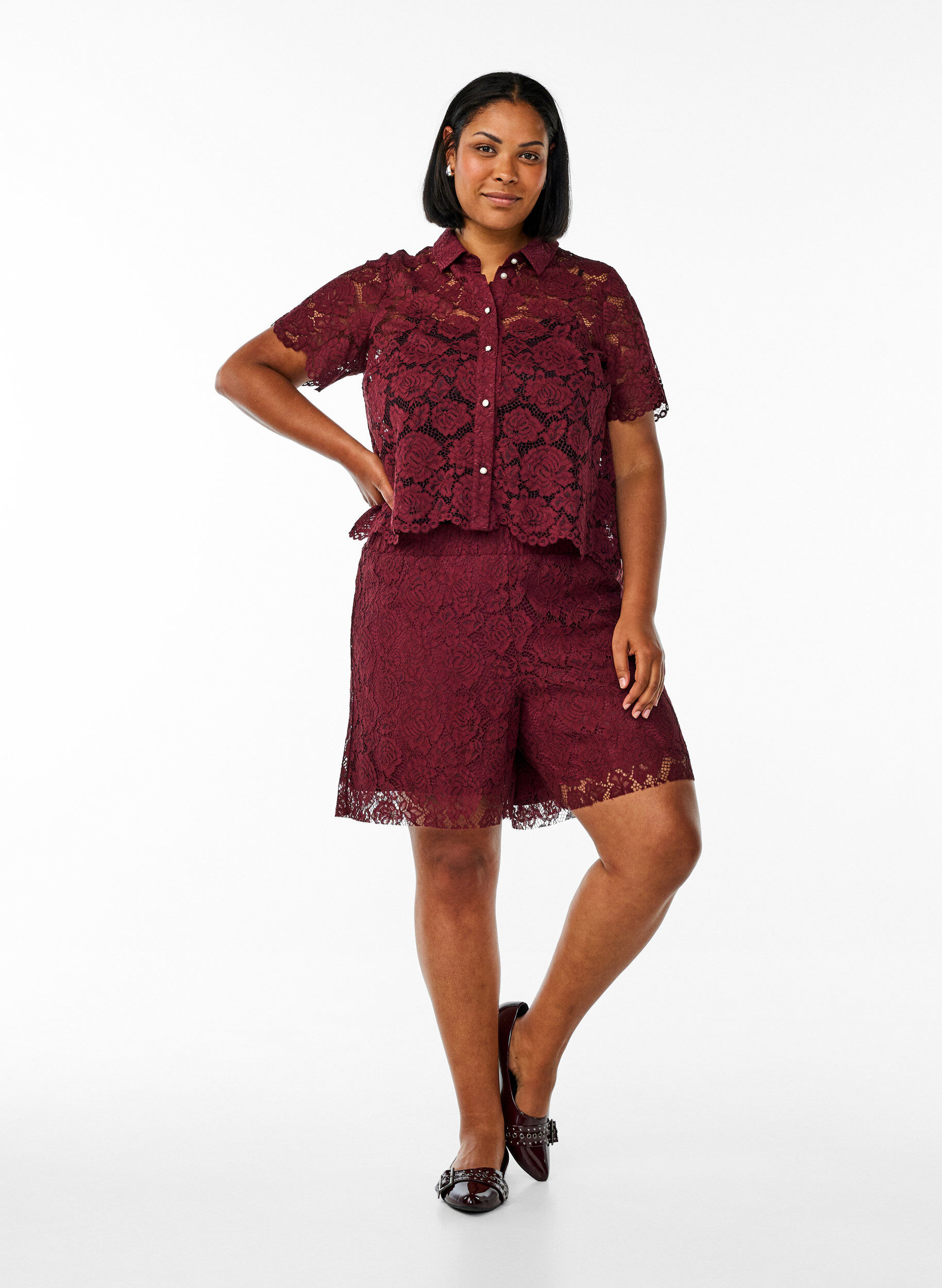 Zizzi Short ample en dentelle, Bordeaux fonc&eacute;, Model image number 1