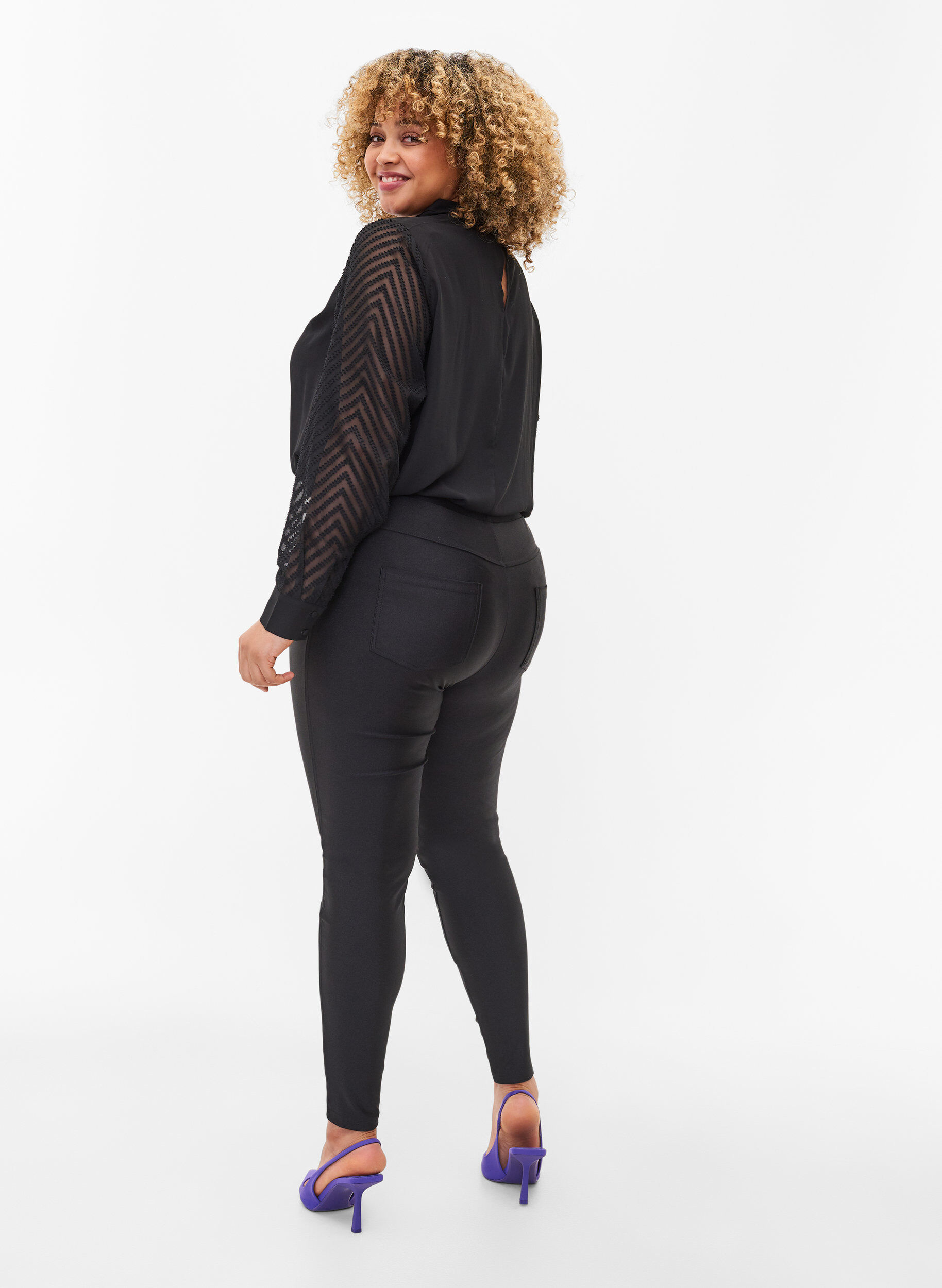 Zizzi Leggings brillants avec poches arri&egrave;re , Black, Model image number 1