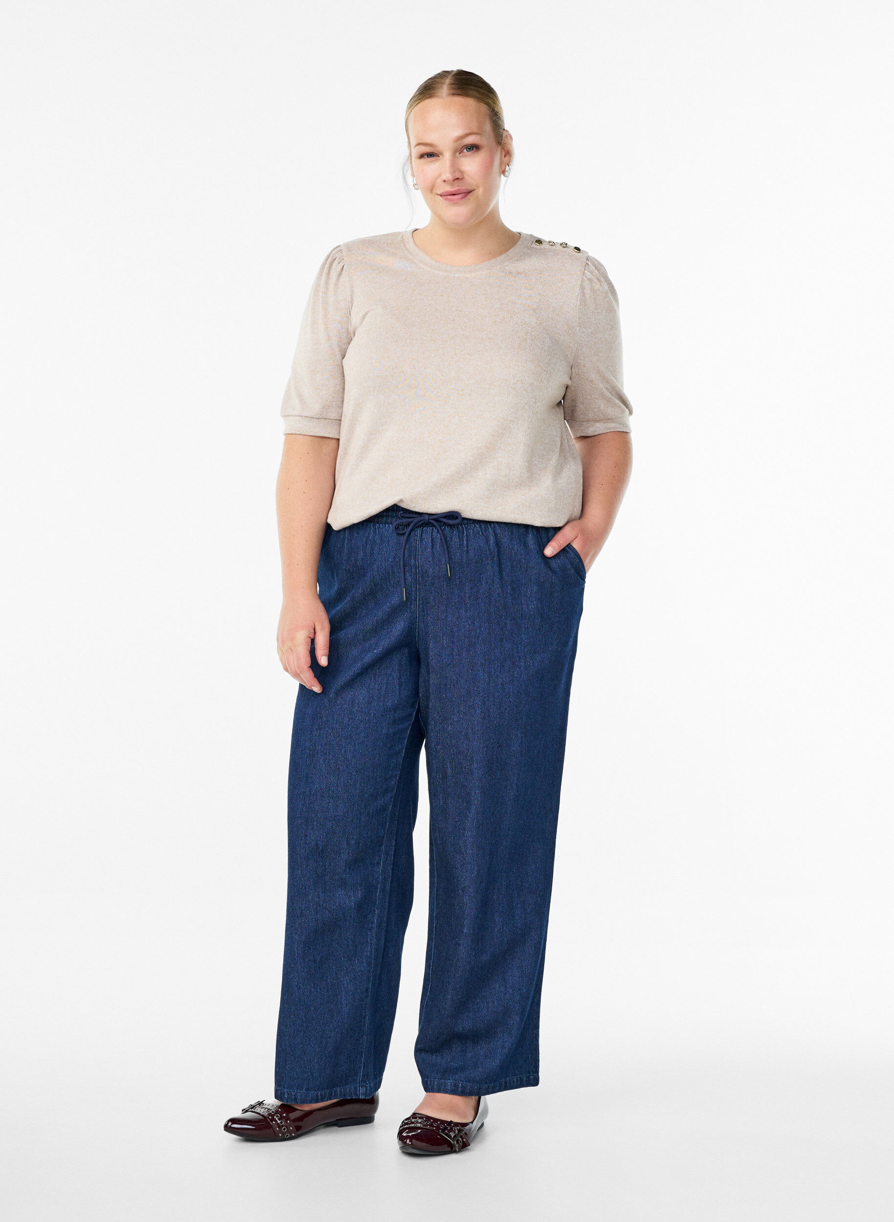 Zizzi Chemisier avec d&eacute;tails boutons et manches courtes bouffantes, Beige, Model image number 1