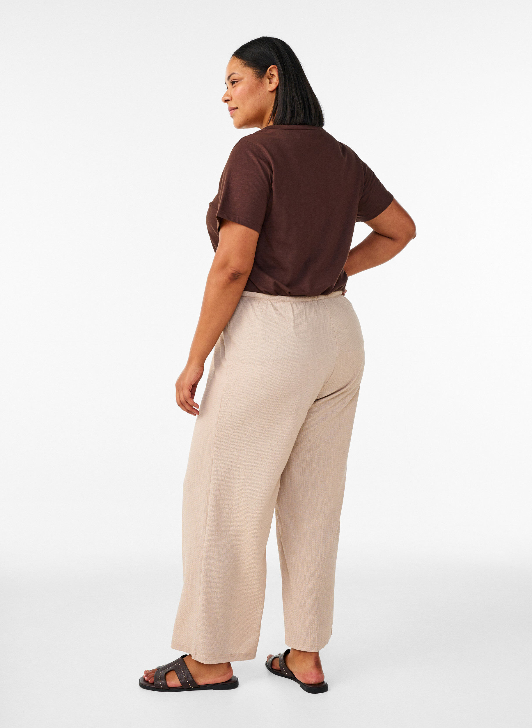 Zizzi Pantalon large en tissu l&eacute;ger et textur&eacute;, Beige, Model image number 1