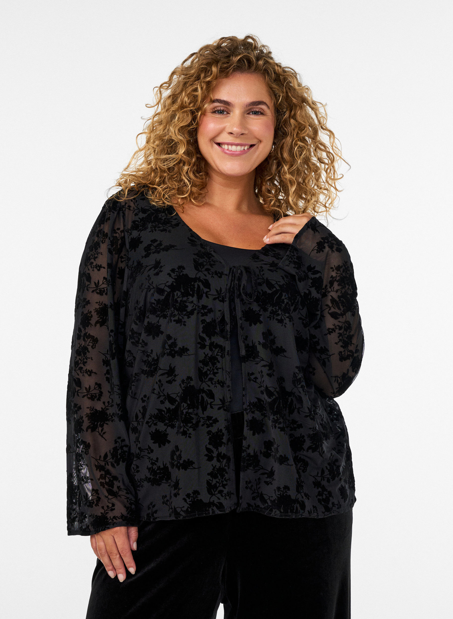Blouse en maille ouverte devant avec motif floral, Noir, Model