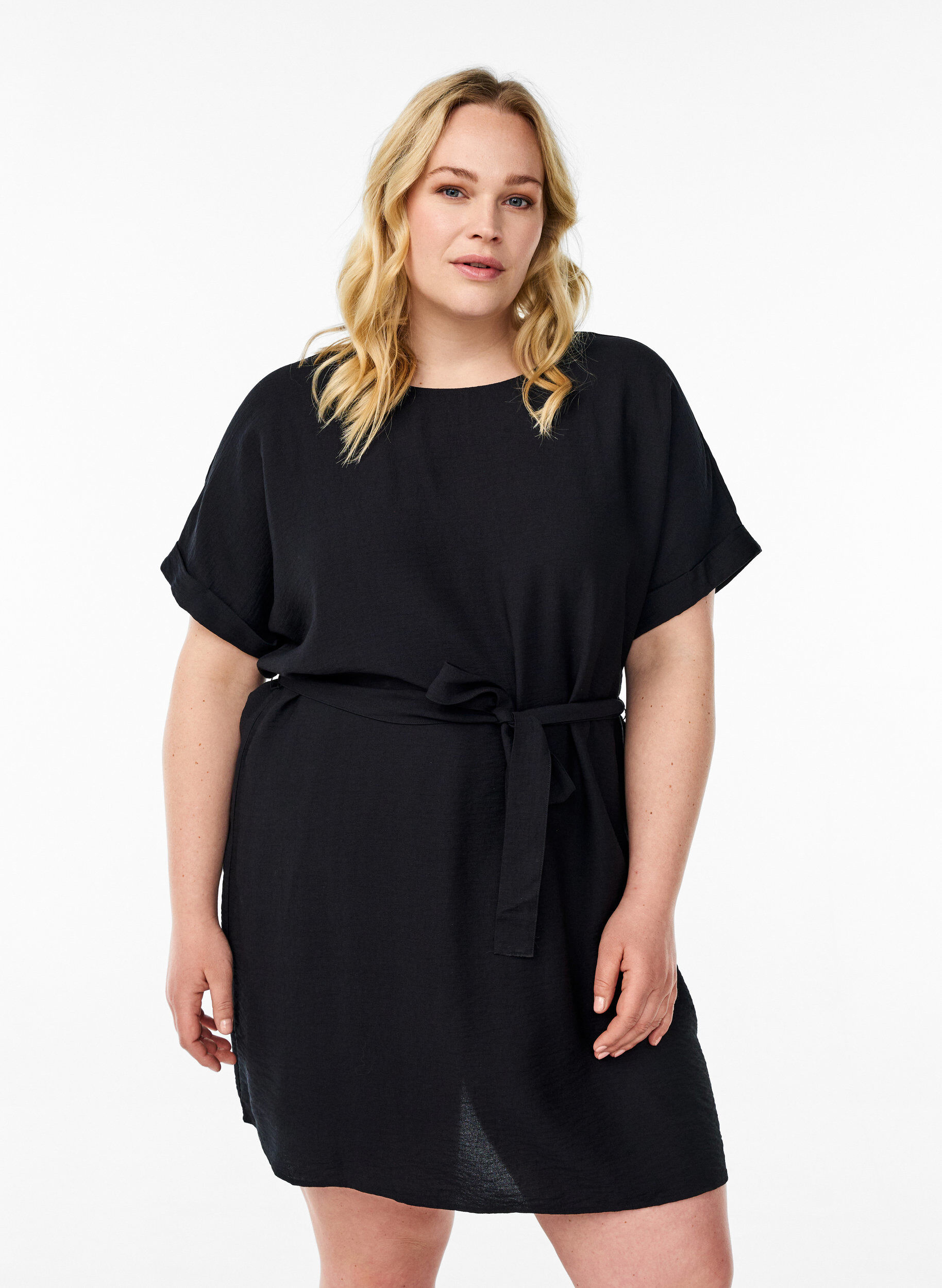 Robe courte coupe ample avec ceinture &agrave; nouer, Noir, Model