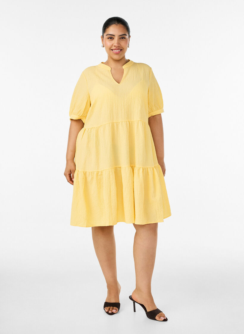 Robe courte &agrave; coupe &eacute;vas&eacute;e, Jaune clair, Model image number 1