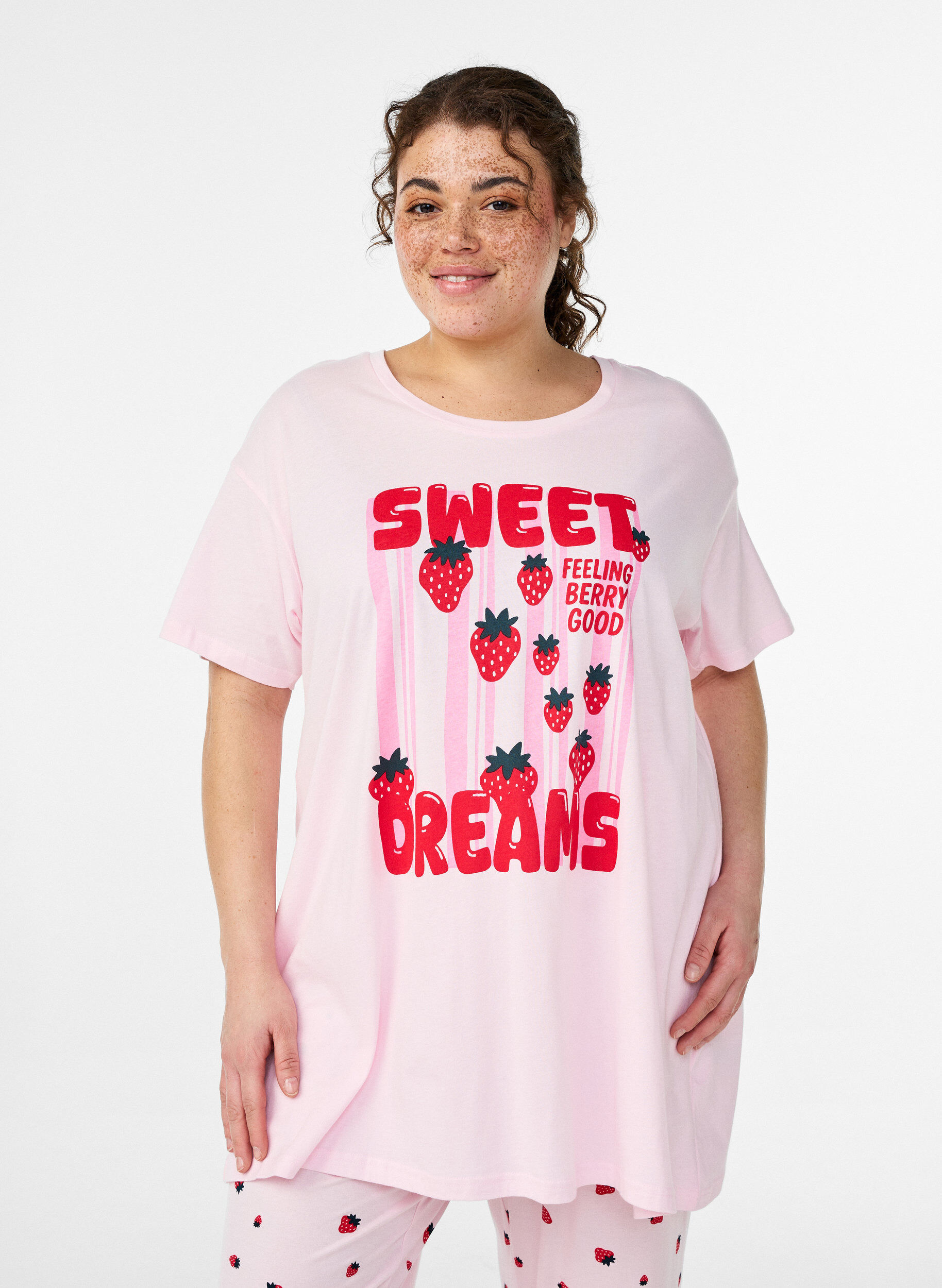 Zizzi T-shirt de nuit long en coton bio avec imprim&eacute;, Rose poudr&eacute;e, Model image number 0