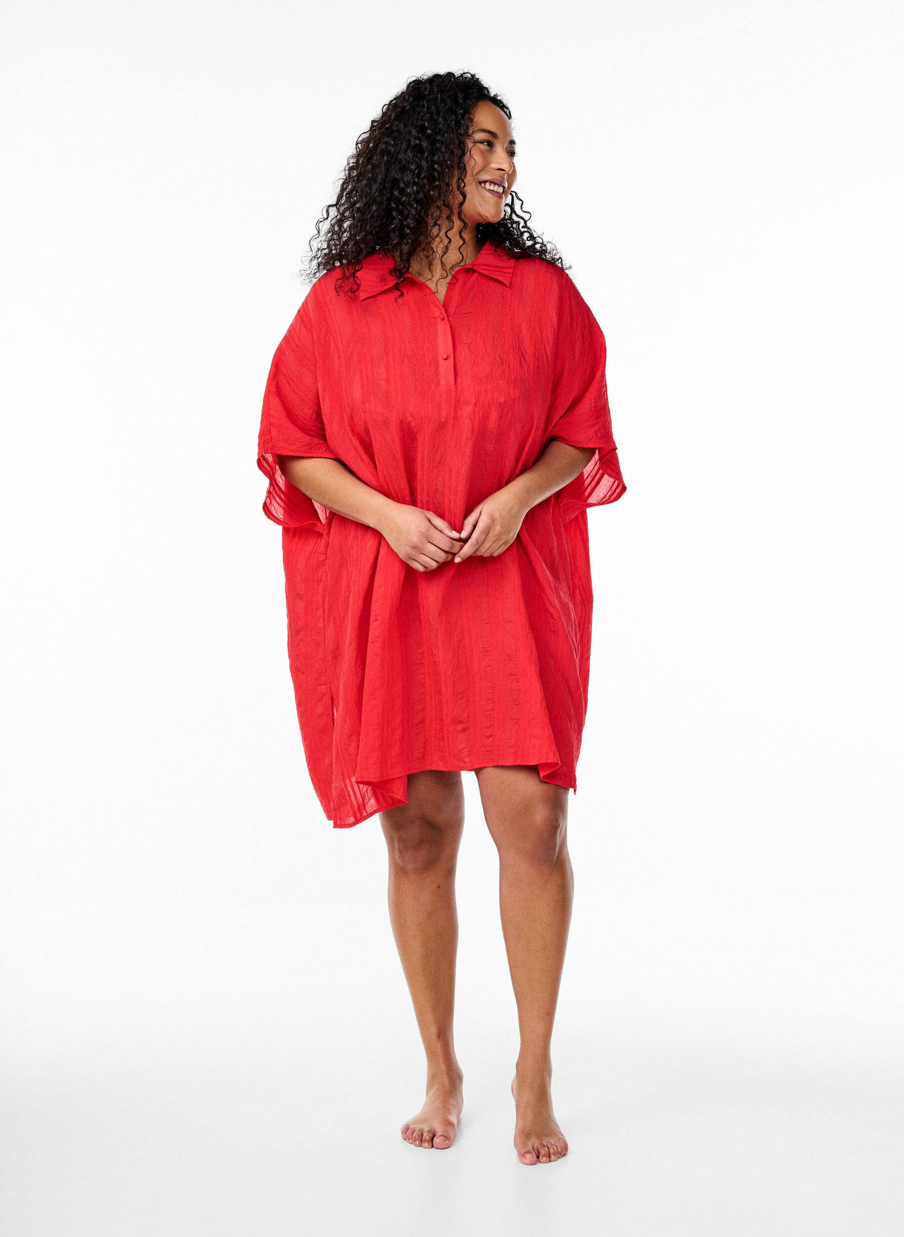 Zizzi Caftan de plage avec col et fermeture &agrave; bouton, Rouge, Model image number 1