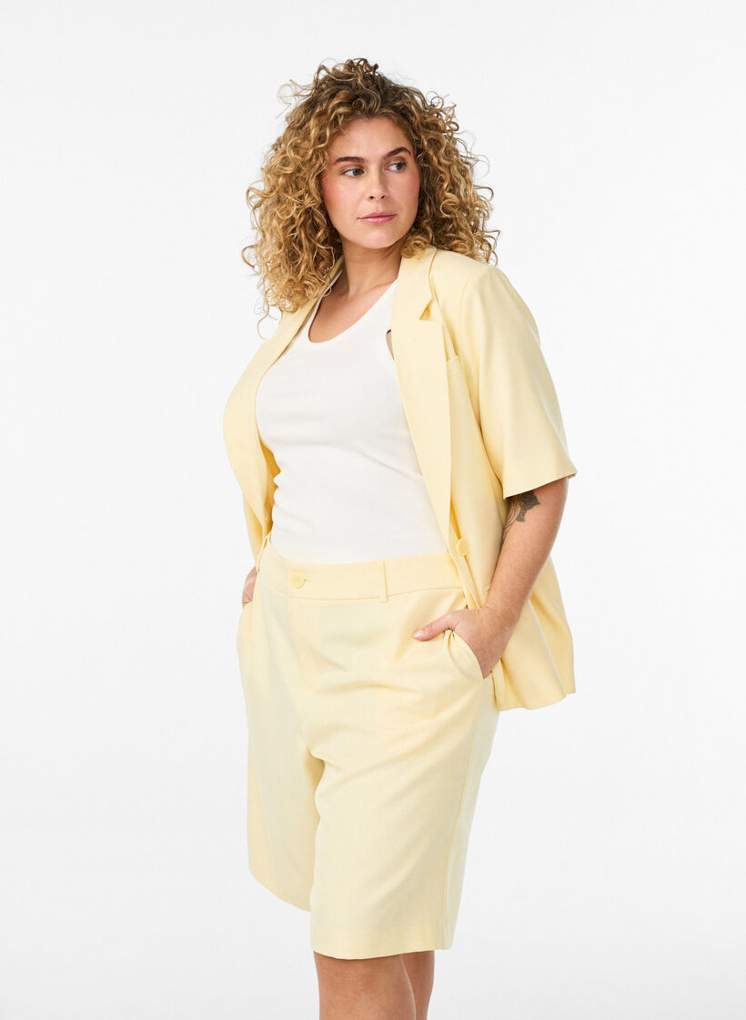 Short bermuda ample &agrave; taille haute, Jaune clair, Model image number 0