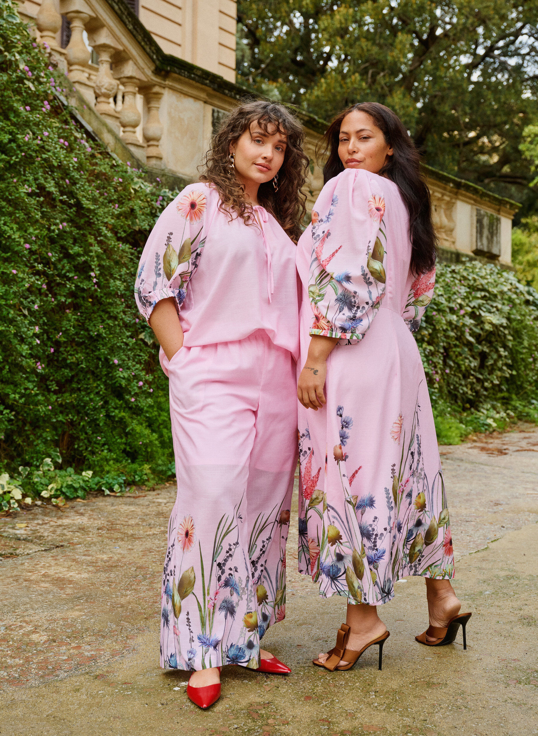 Zizzi Pantalon &agrave; imprim&eacute; floral et coupe ample, Rose, Image image number 0