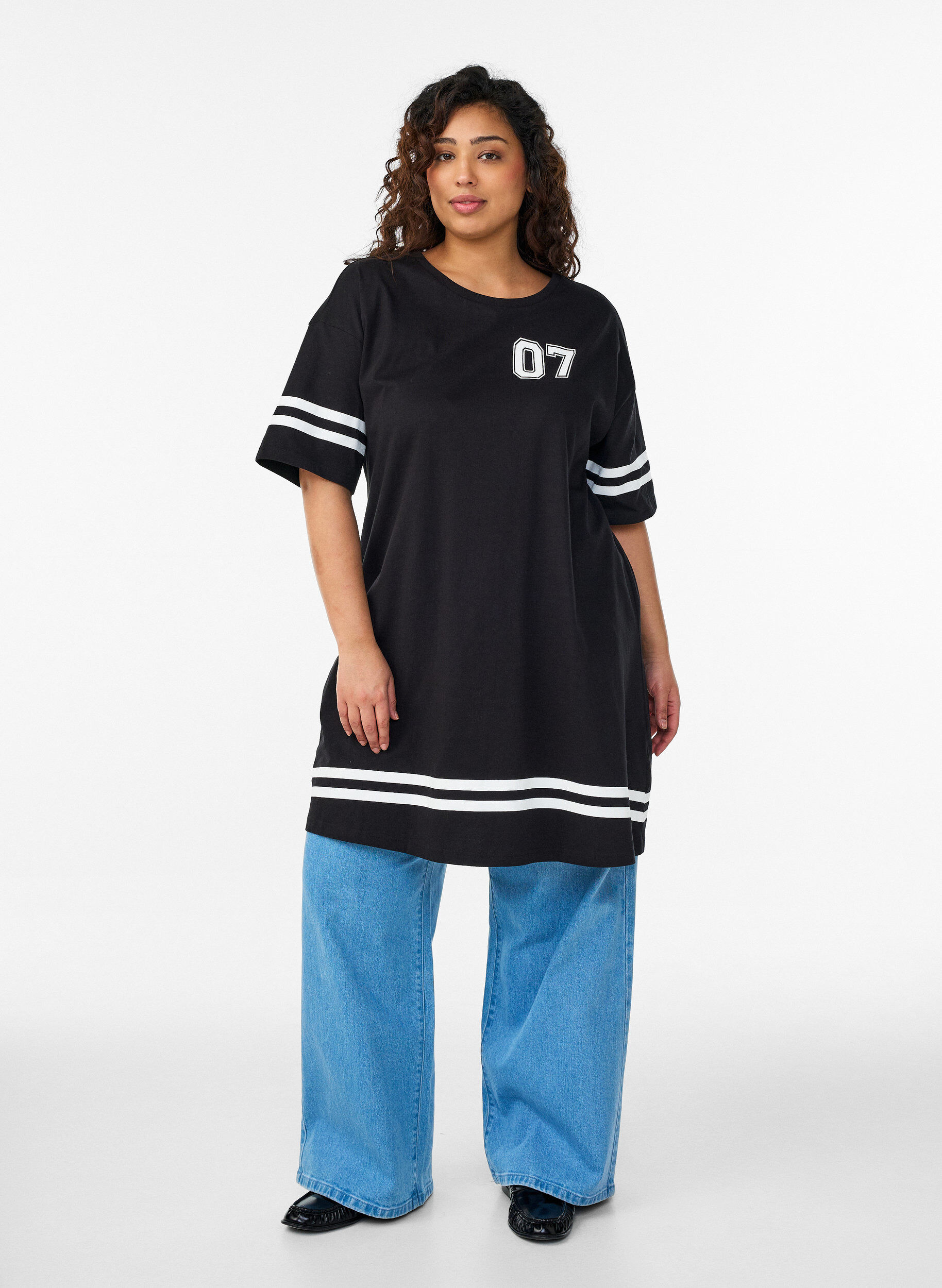 Zizzi Robe T-shirt courte avec d&eacute;tails sport, Noir, Model image number 1