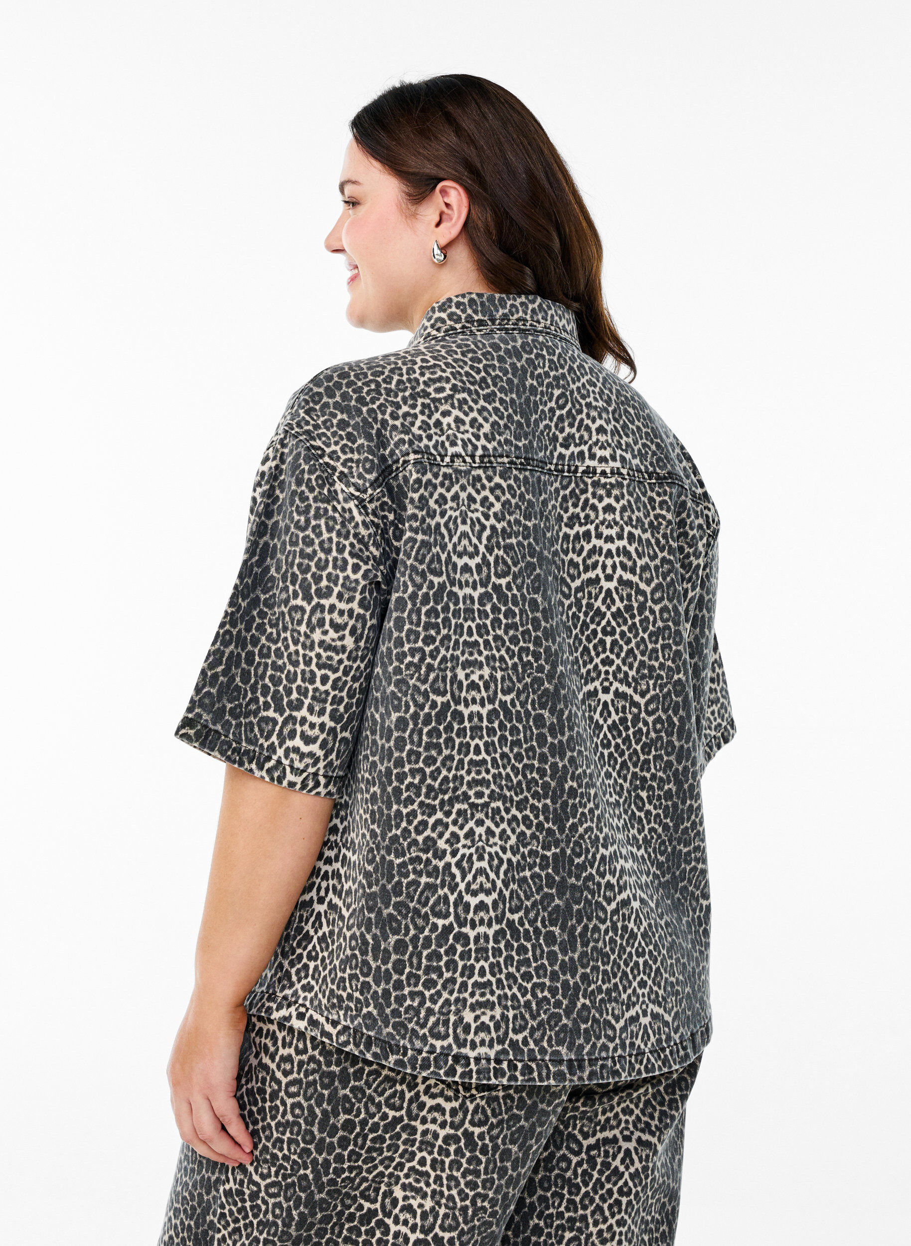 Zizzi Chemise en denim &agrave; imprim&eacute; l&eacute;opard et manches courtes, Leopard, Model image number 1
