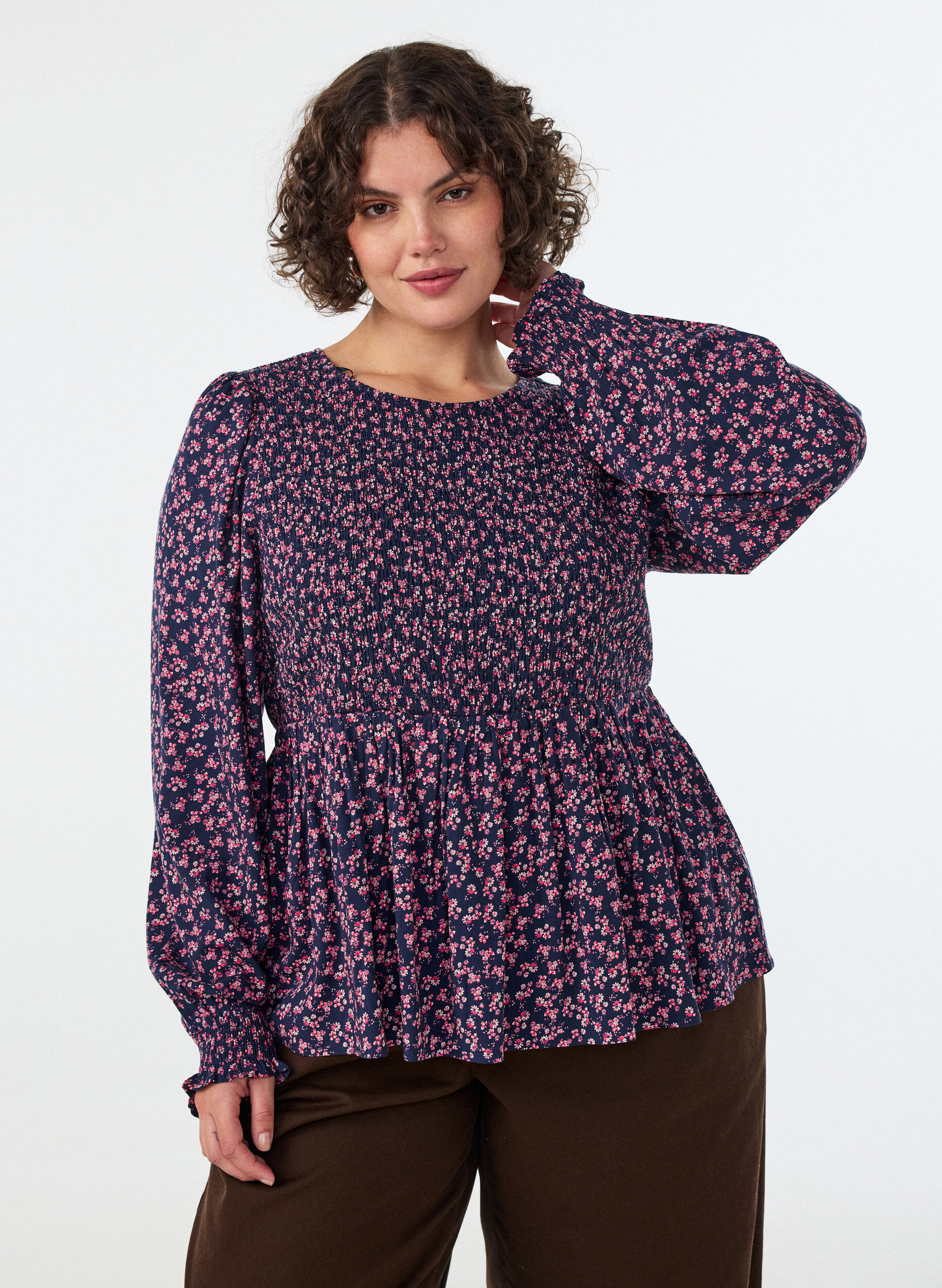 ZizziBlouse avec haut smock&eacute; et imprim&eacute; fleuri, Bleu, Model image number 2