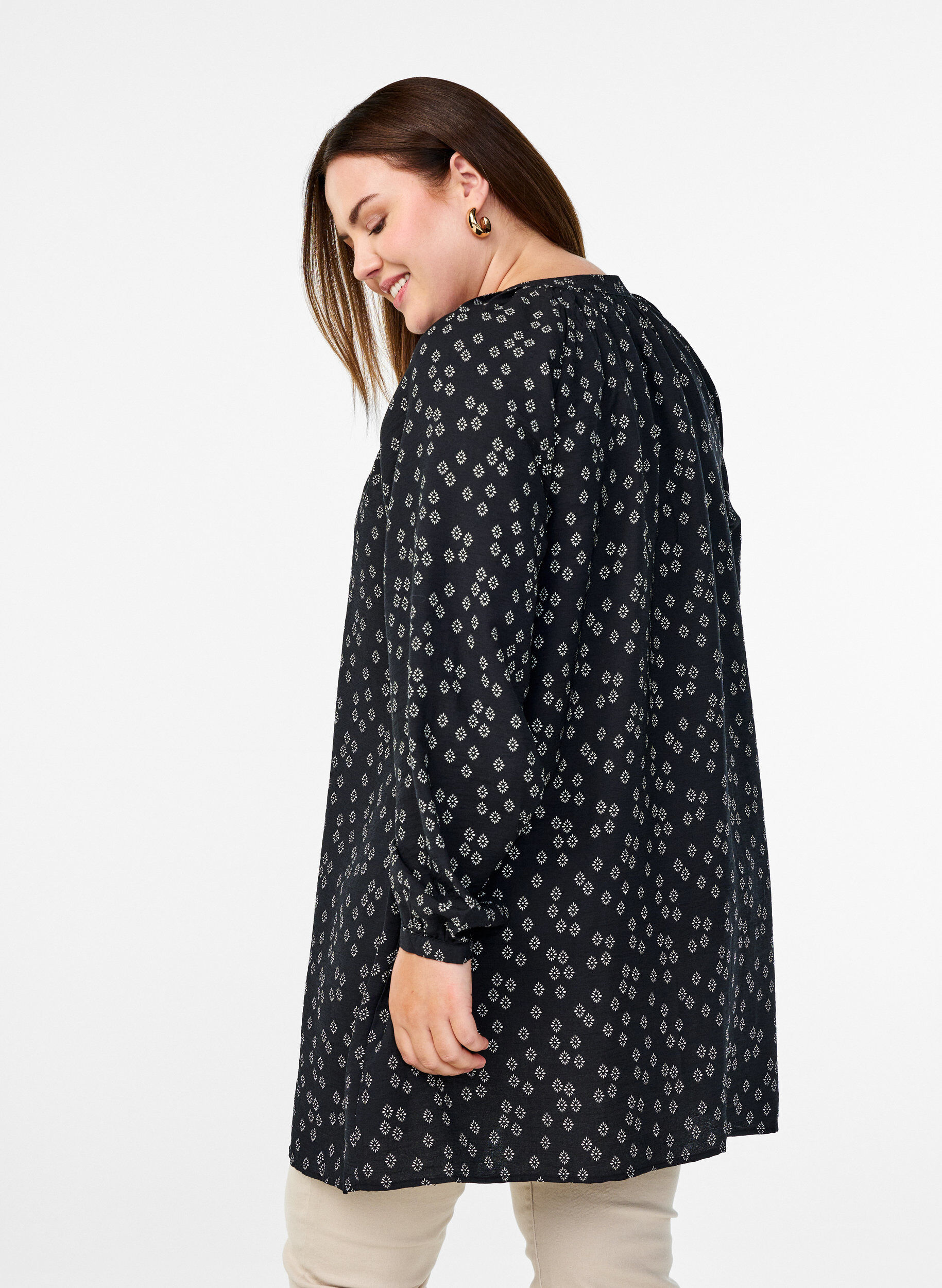 Zizzi Tunique &agrave; manches longues avec imprim&eacute; floral, Noir, Model image number 2
