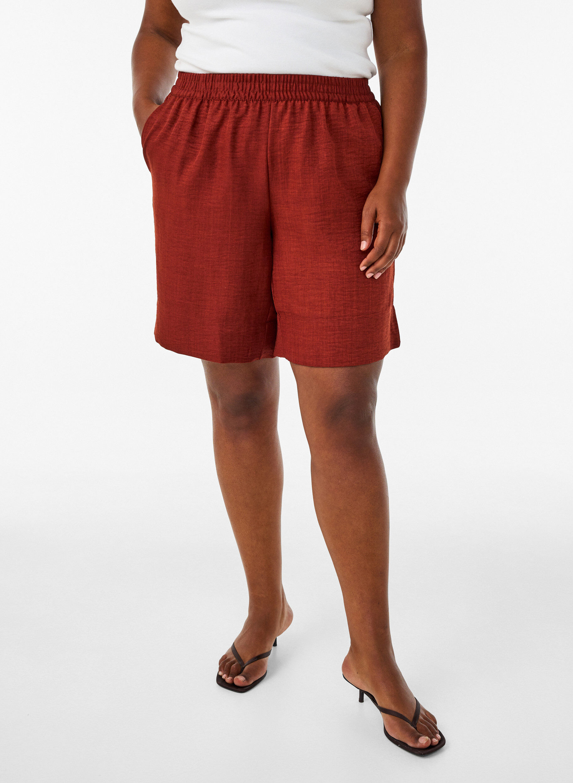 Short avec poches et taille haute, Bordeaux, Model
