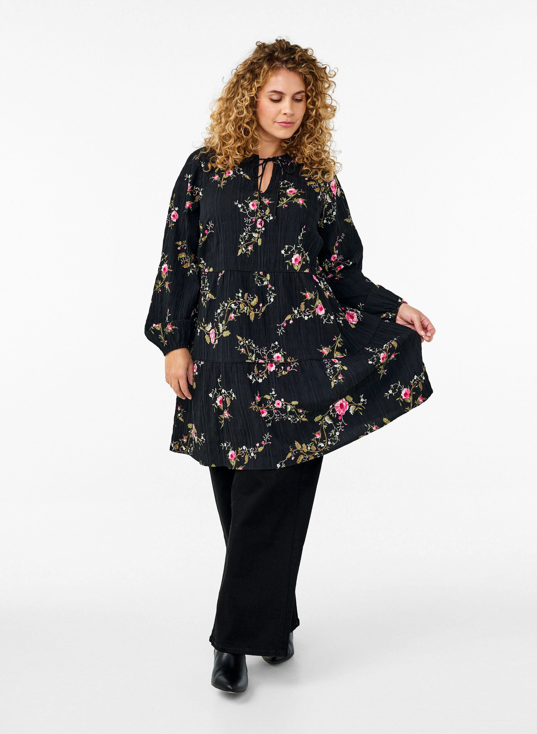 Zizzi Robes &agrave; imprim&eacute; floral avec fermeture &agrave; cravate, Noir, Model image number 1