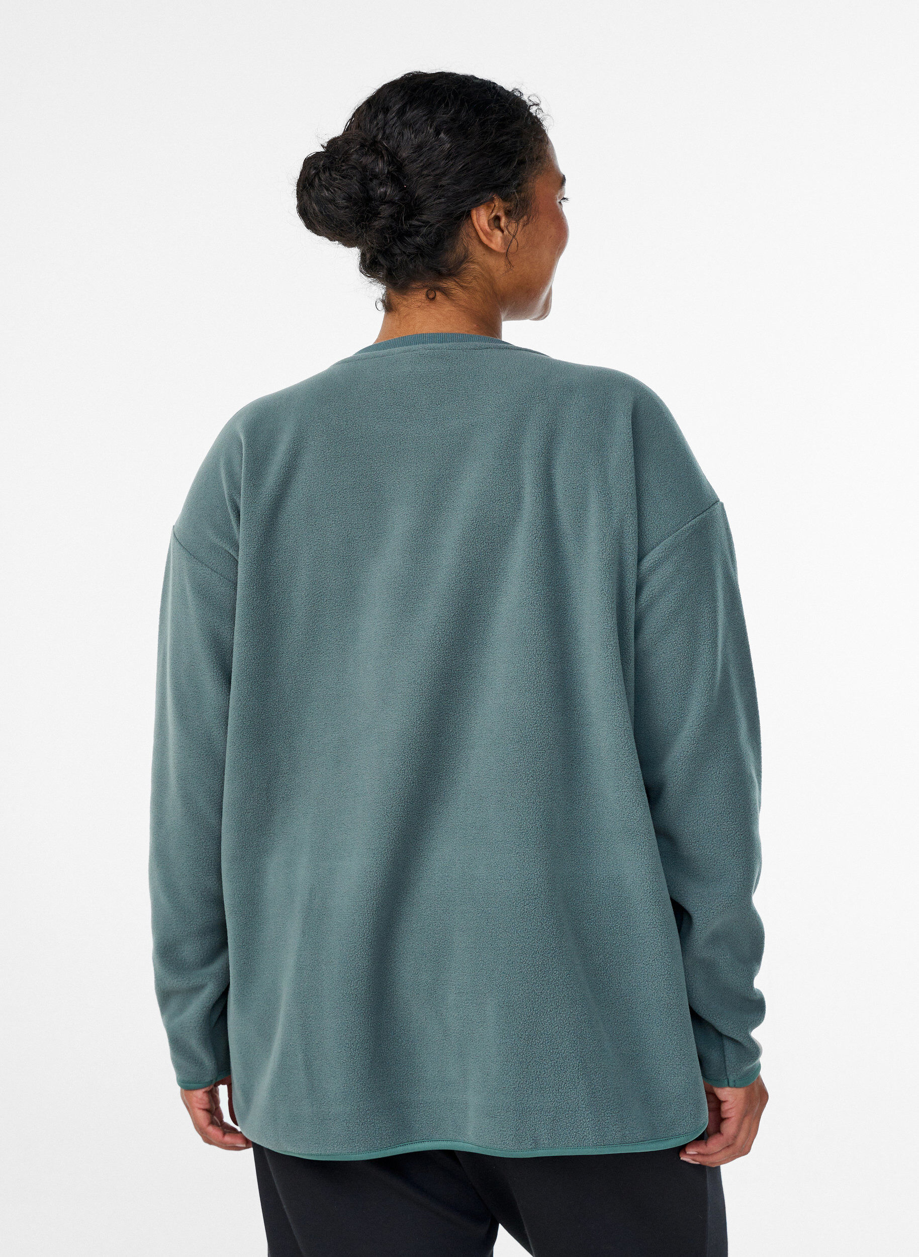 Zizzi Blouse ample en polaire avec poches, Vert fonc&eacute;, Model image number 2
