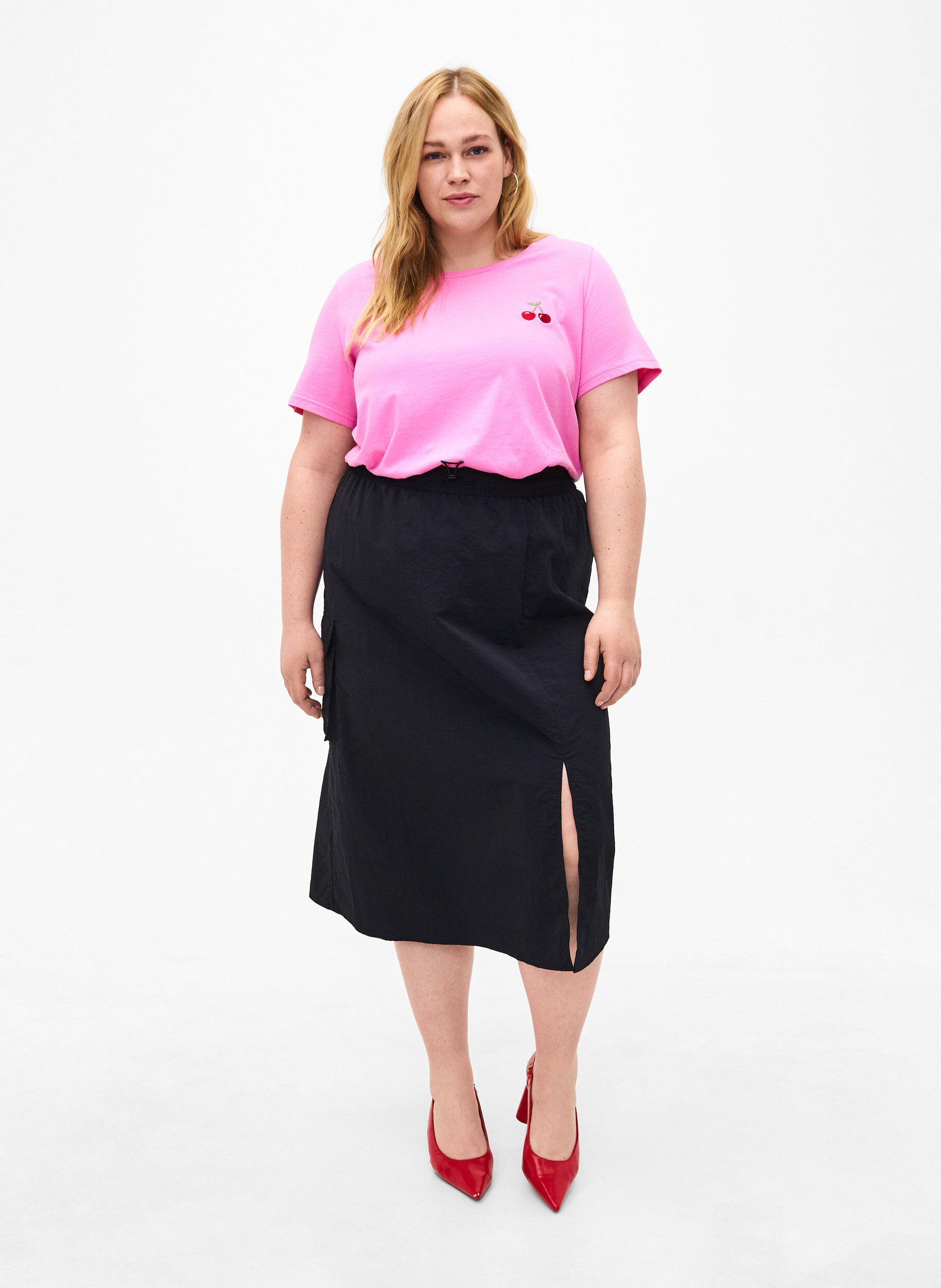 Zizzi T-shirt en coton avec une cerise brod&eacute;e, Roseb. W. CherryEMB., Model image number 2