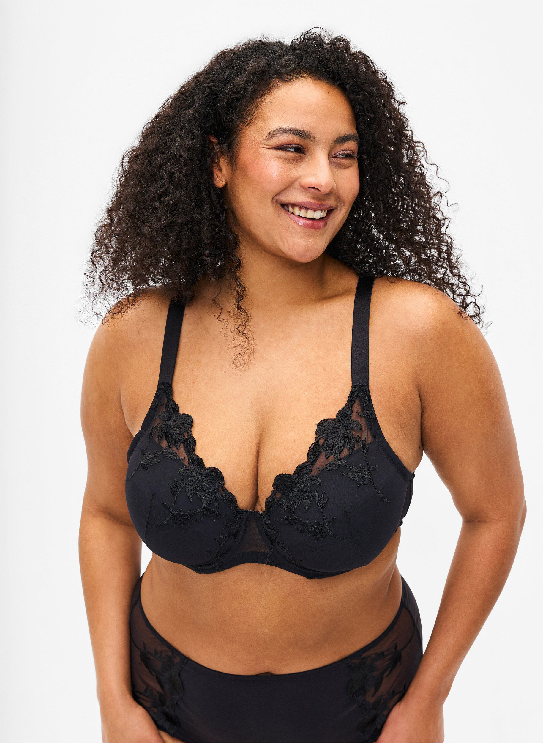 Soutien-gorge rembourr&eacute; &agrave; armatures avec broderie, Noir, Model