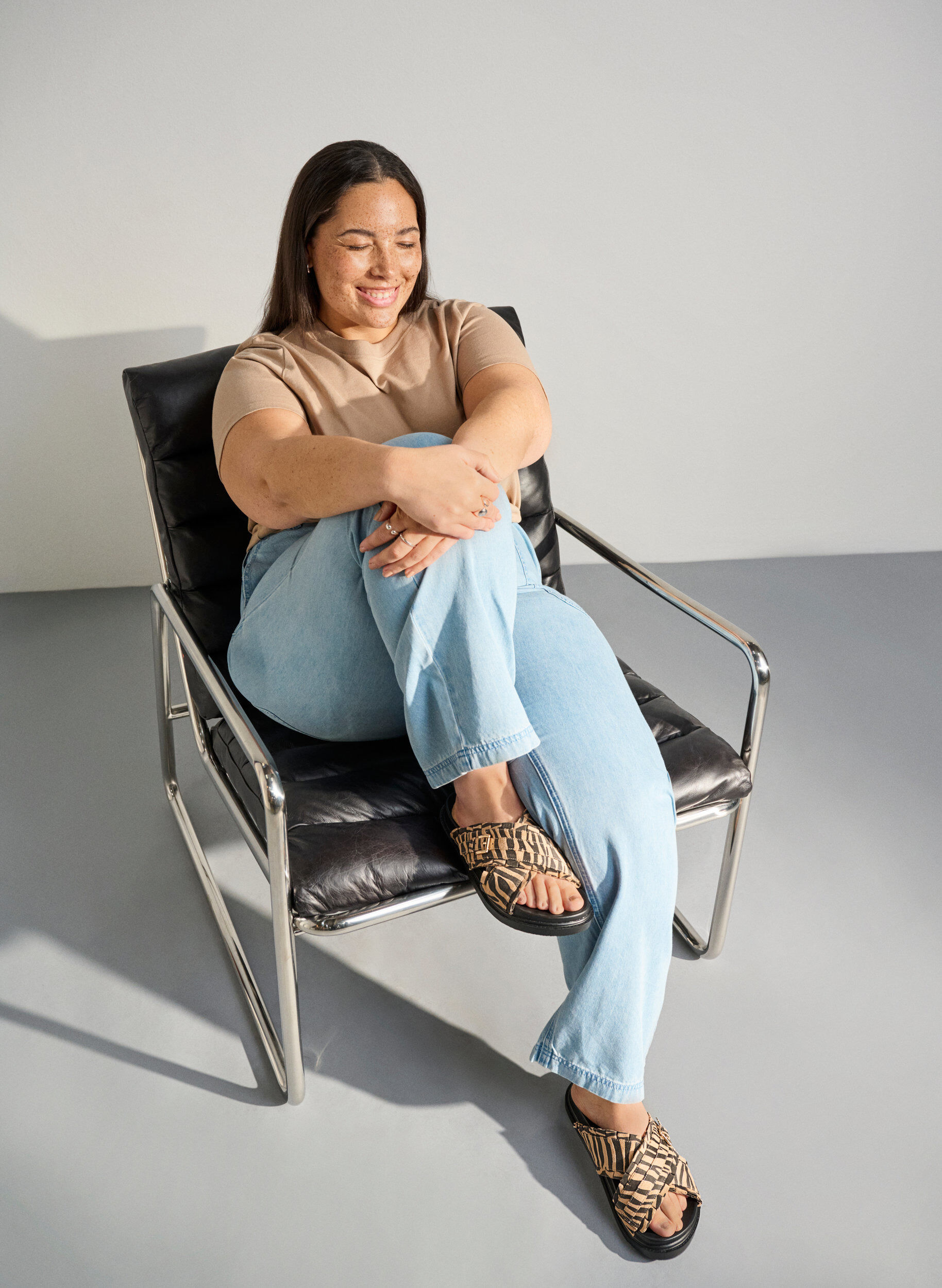 Large - Sandale &agrave; brides crois&eacute;es et bords volant&eacute;s