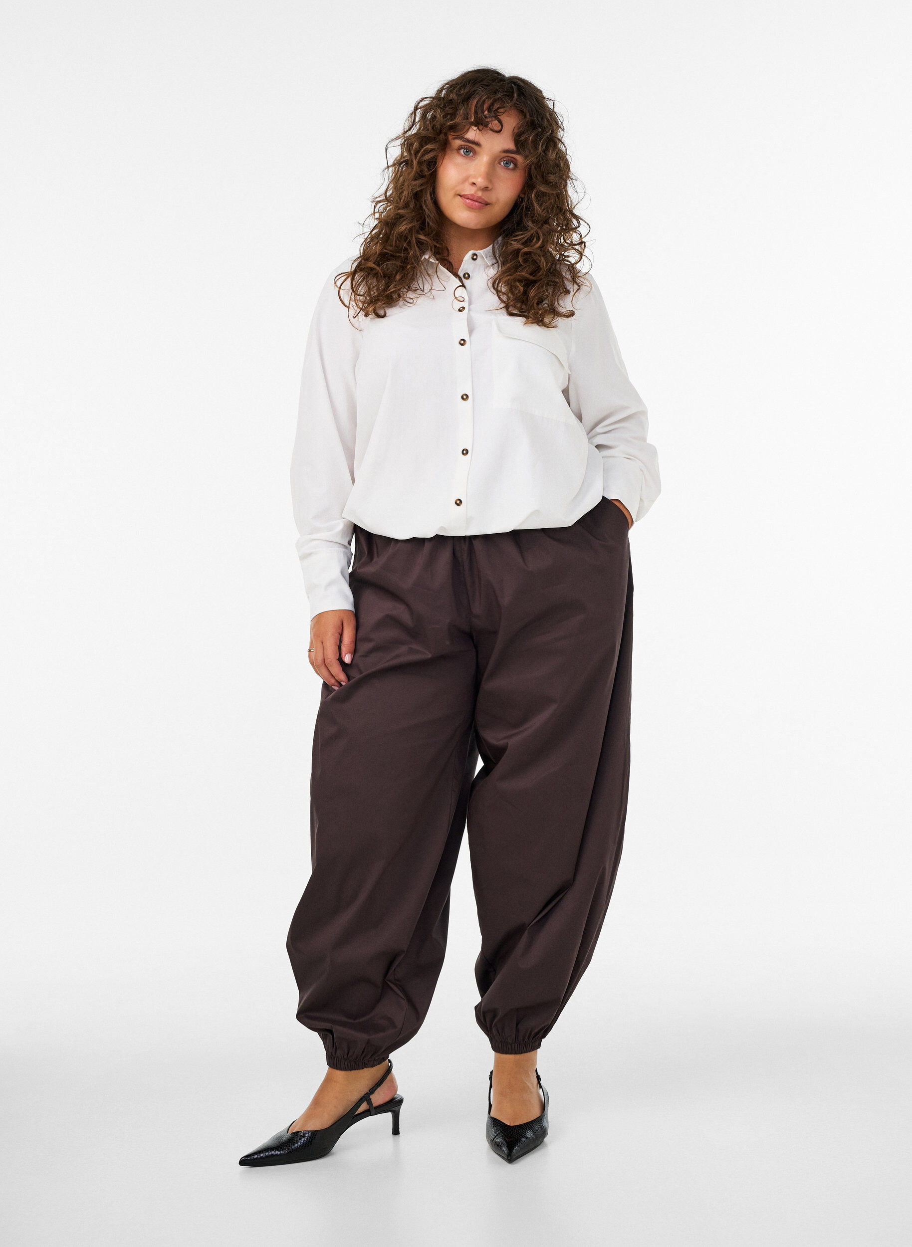 Pantalon ballon avec poches et ceinture &eacute;lastique, Marron, Model