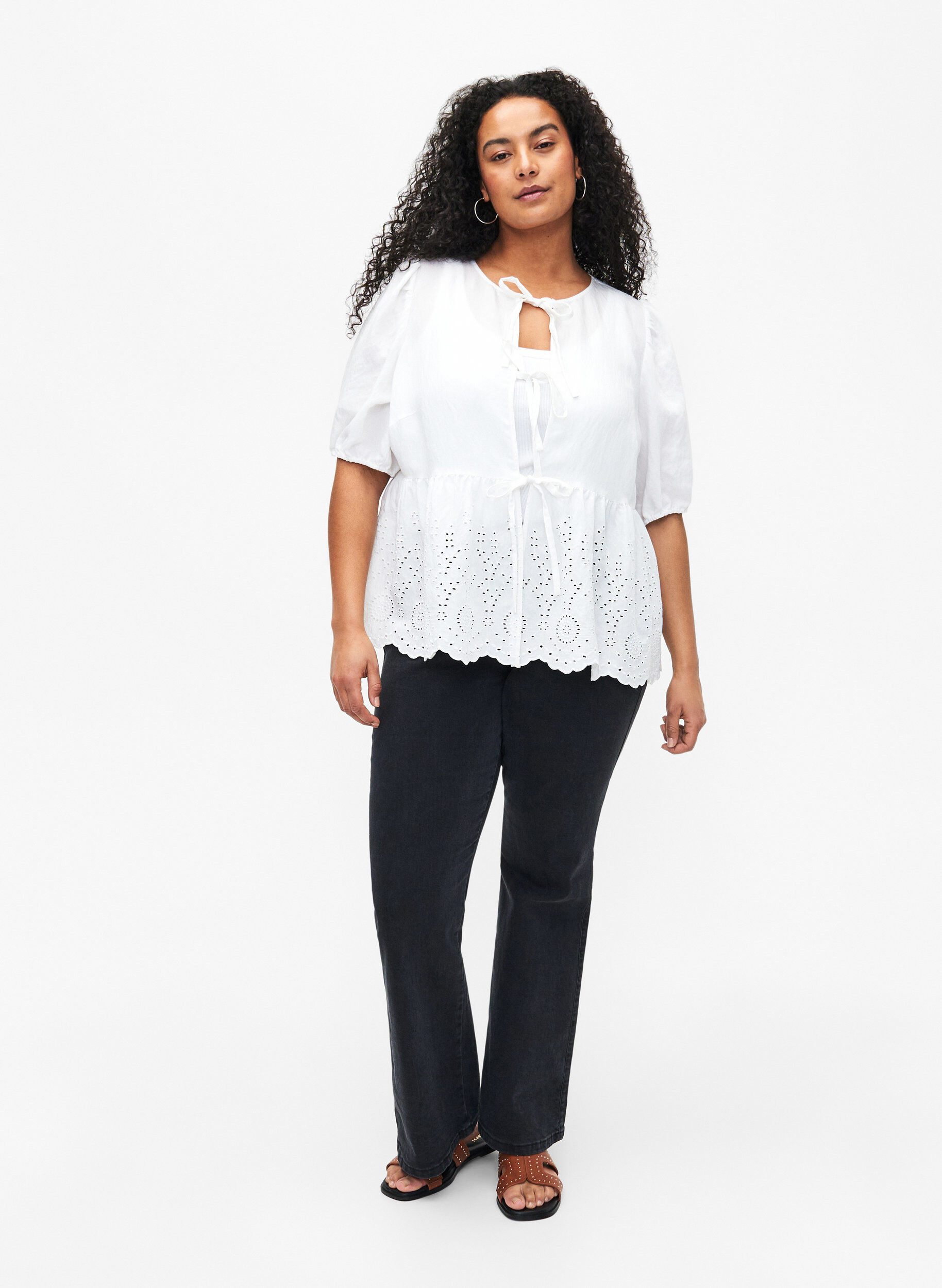 Zizzi Chemisier en viscose avec broderie anglaise, Bright White, Model image number 3