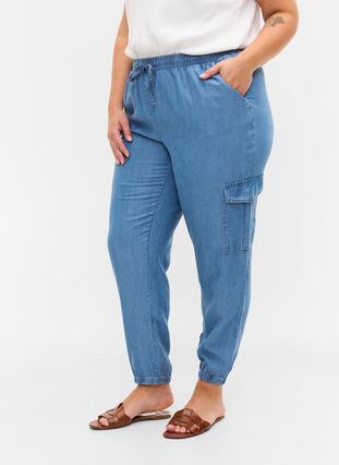 Pantalon cargo en look denim avec poches, Light blue denim, Model image number 2